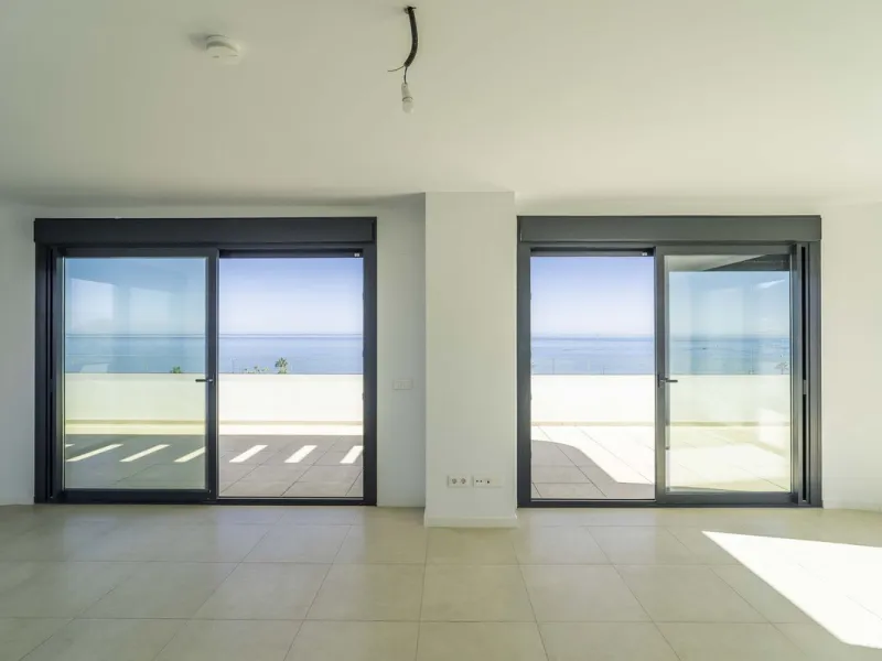 Discover this stunning luxury penthouse, located in an exclusive gated community, offering panoramic sea and mountain views. This property is the perfect retreat for those seeking comfort and elegance in a privileged setting.