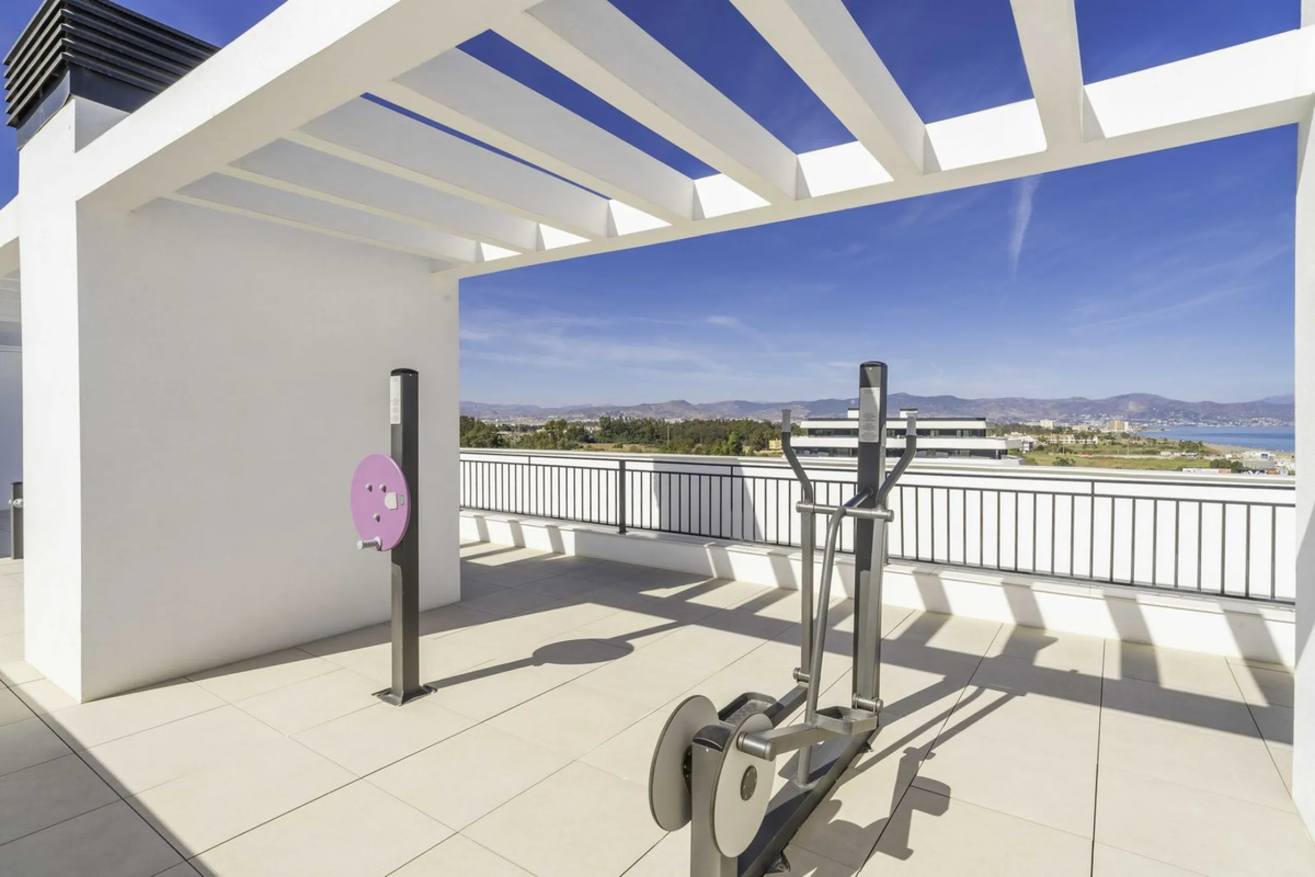 Discover this stunning luxury penthouse, located in an exclusive gated community, offering panoramic sea and mountain views. This property is the perfect retreat for those seeking comfort and elegance in a privileged setting.