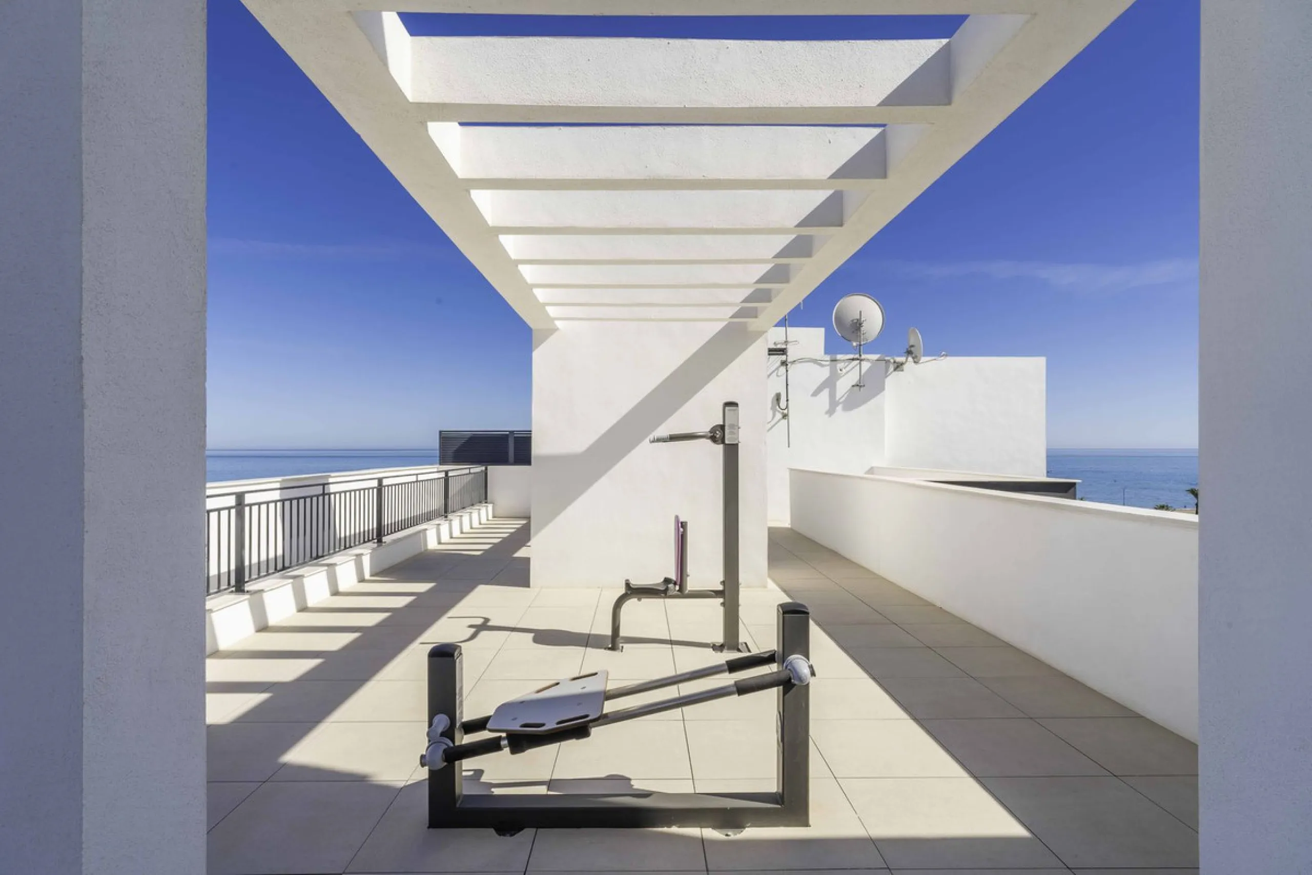 Discover this stunning luxury penthouse, located in an exclusive gated community, offering panoramic sea and mountain views. This property is the perfect retreat for those seeking comfort and elegance in a privileged setting.