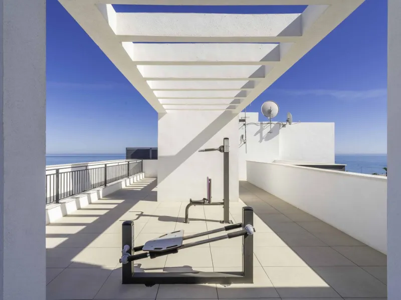 Discover this stunning luxury penthouse, located in an exclusive gated community, offering panoramic sea and mountain views. This property is the perfect retreat for those seeking comfort and elegance in a privileged setting.