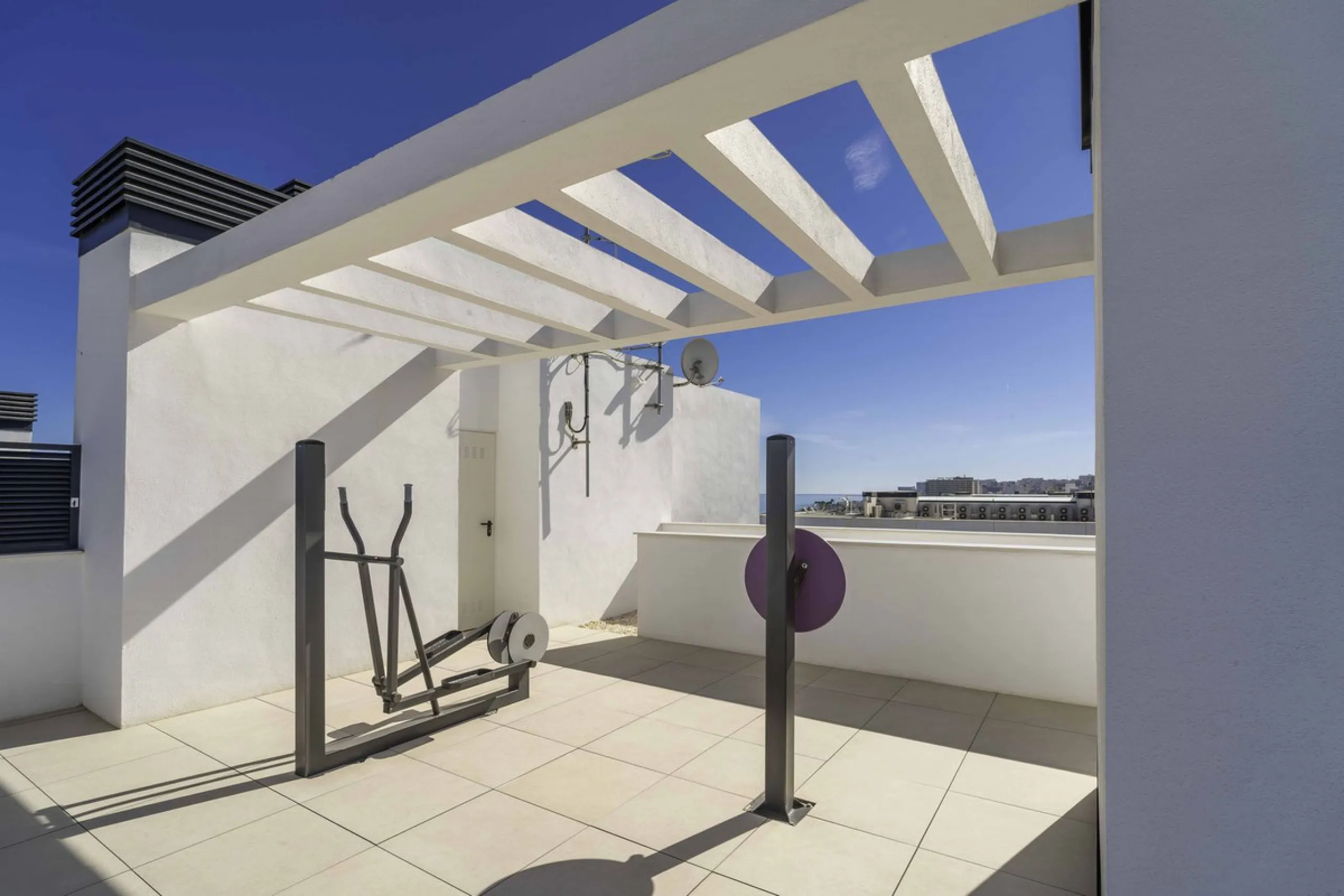 Discover this stunning luxury penthouse, located in an exclusive gated community, offering panoramic sea and mountain views. This property is the perfect retreat for those seeking comfort and elegance in a privileged setting.