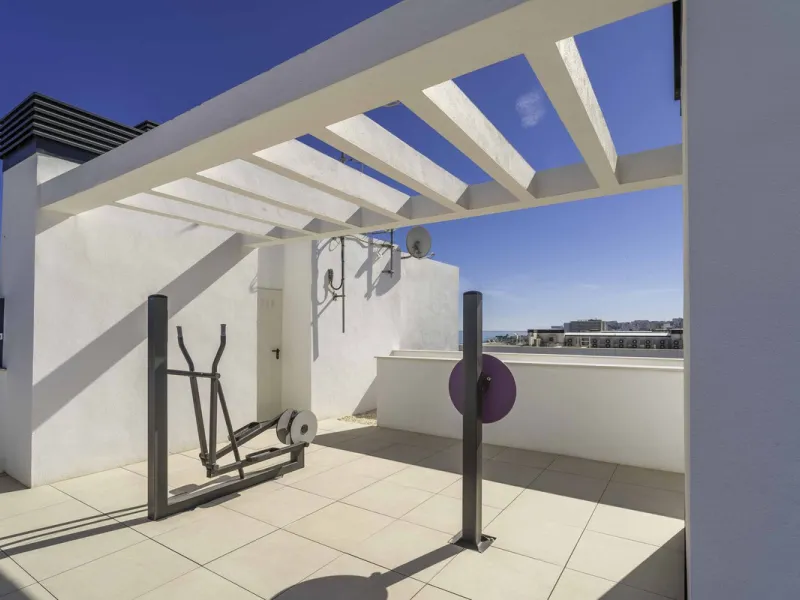 Discover this stunning luxury penthouse, located in an exclusive gated community, offering panoramic sea and mountain views. This property is the perfect retreat for those seeking comfort and elegance in a privileged setting.