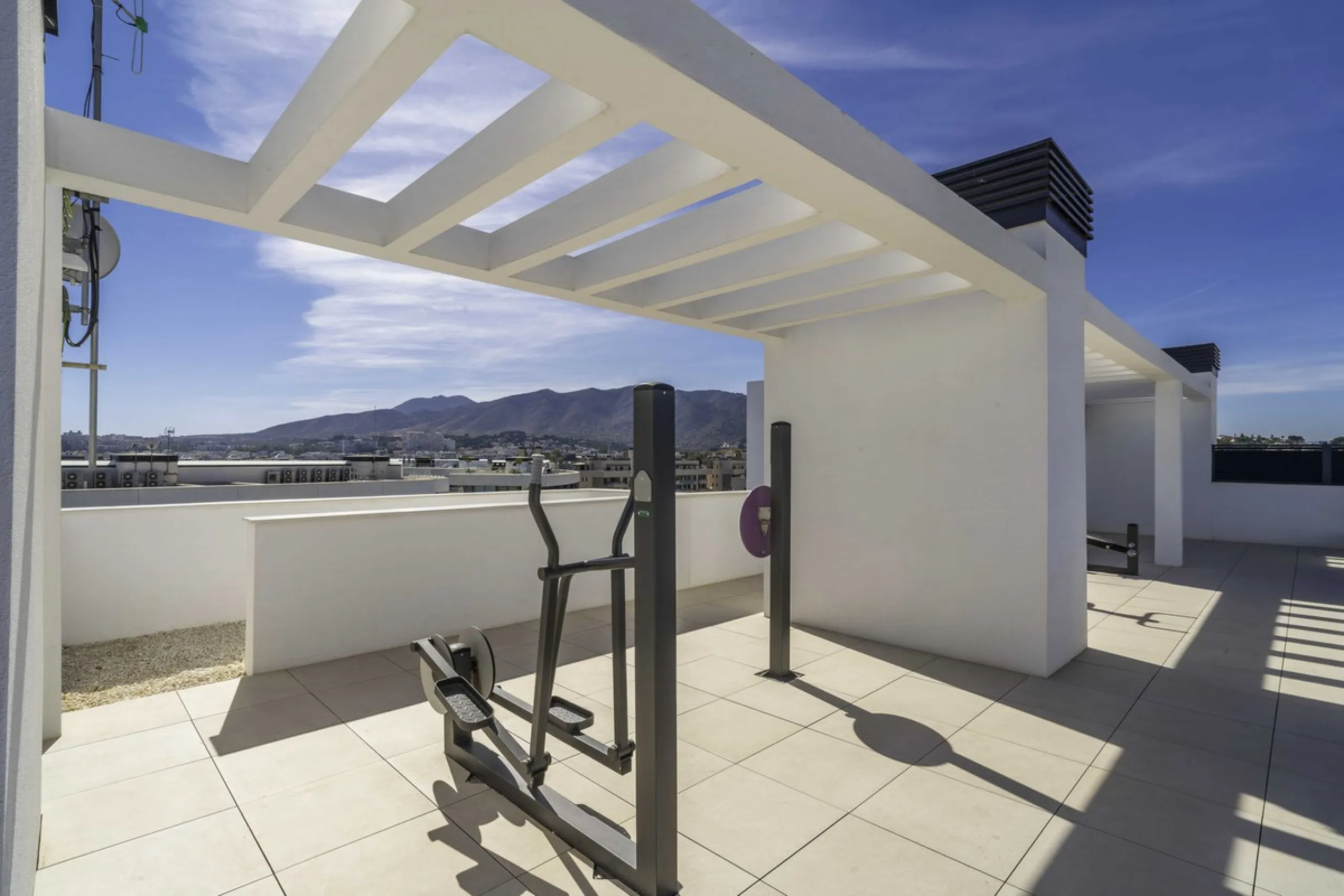 Discover this stunning luxury penthouse, located in an exclusive gated community, offering panoramic sea and mountain views. This property is the perfect retreat for those seeking comfort and elegance in a privileged setting.