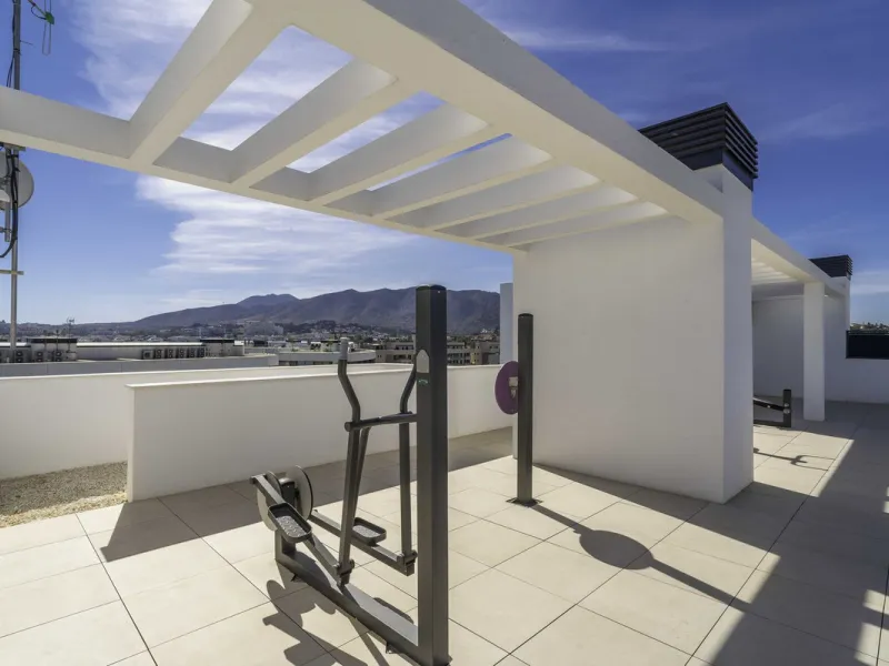 Discover this stunning luxury penthouse, located in an exclusive gated community, offering panoramic sea and mountain views. This property is the perfect retreat for those seeking comfort and elegance in a privileged setting.
