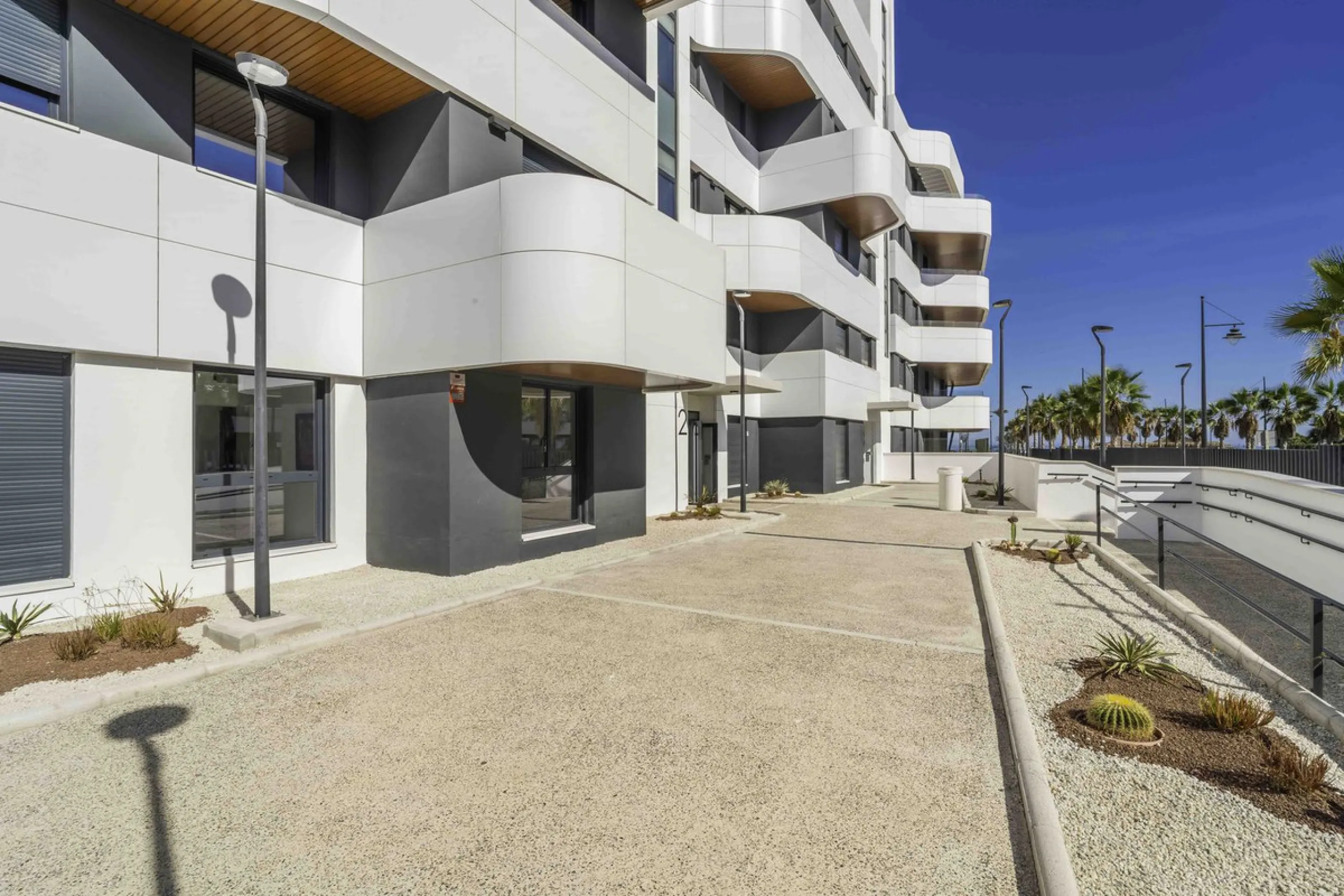 Discover this stunning luxury penthouse, located in an exclusive gated community, offering panoramic sea and mountain views. This property is the perfect retreat for those seeking comfort and elegance in a privileged setting.