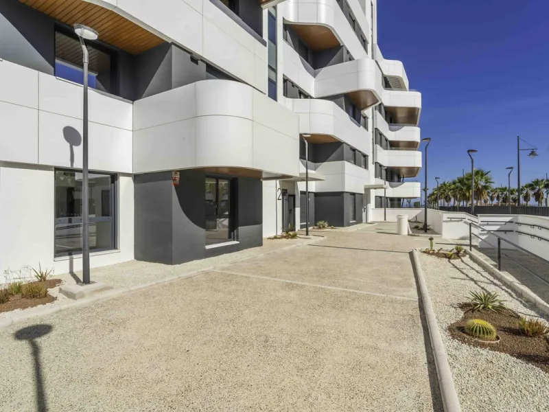 Discover this stunning luxury penthouse, located in an exclusive gated community, offering panoramic sea and mountain views. This property is the perfect retreat for those seeking comfort and elegance in a privileged setting.