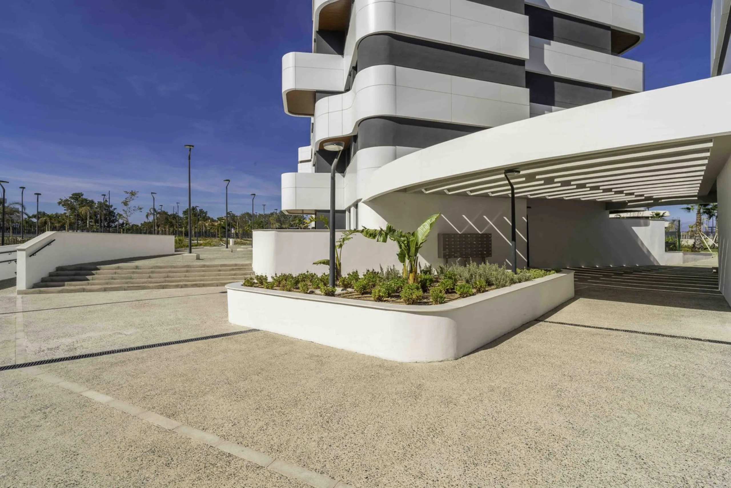 Discover this stunning luxury penthouse, located in an exclusive gated community, offering panoramic sea and mountain views. This property is the perfect retreat for those seeking comfort and elegance in a privileged setting.