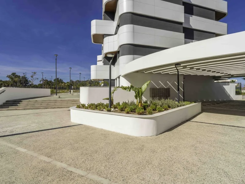 Discover this stunning luxury penthouse, located in an exclusive gated community, offering panoramic sea and mountain views. This property is the perfect retreat for those seeking comfort and elegance in a privileged setting.