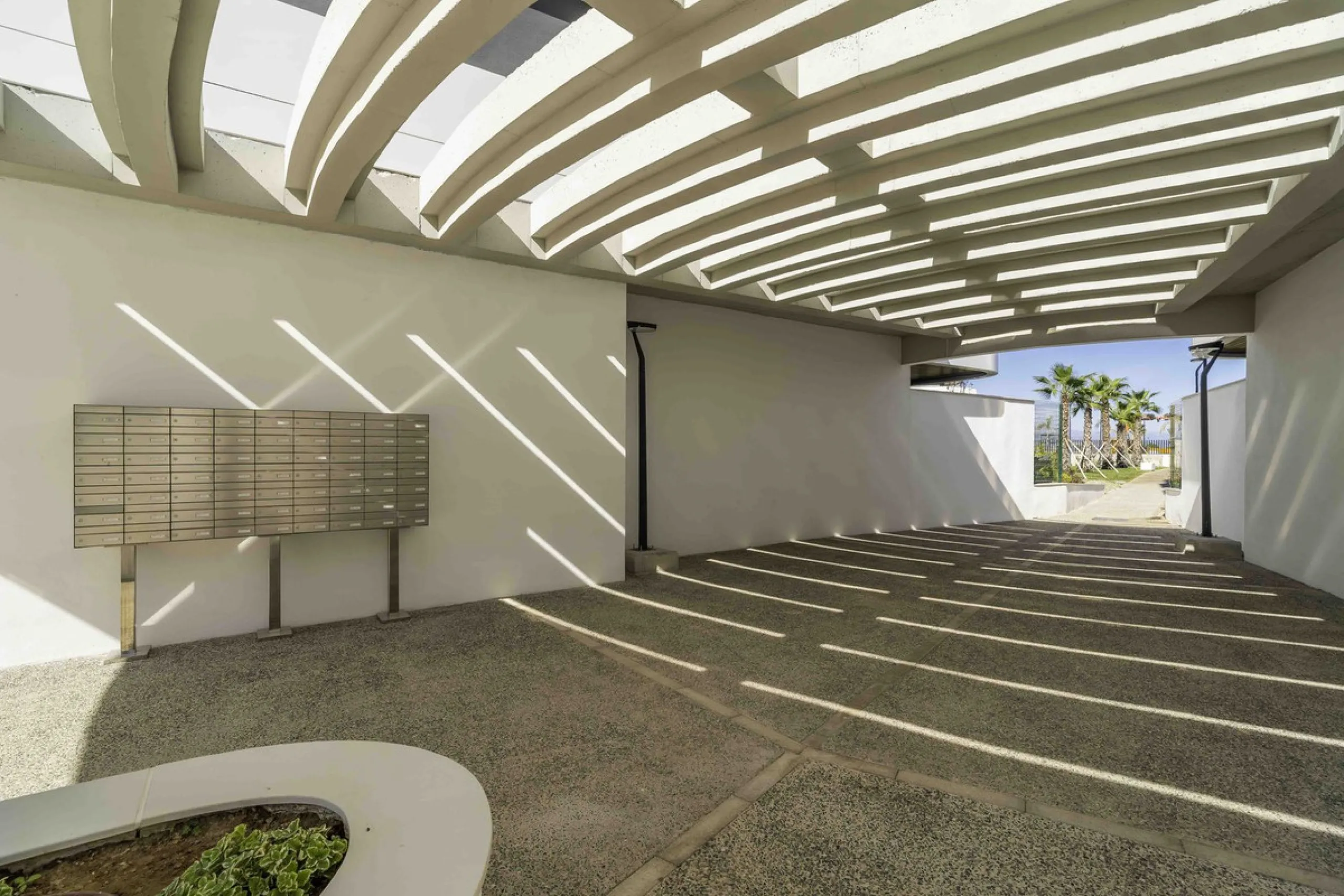 Discover this stunning luxury penthouse, located in an exclusive gated community, offering panoramic sea and mountain views. This property is the perfect retreat for those seeking comfort and elegance in a privileged setting.