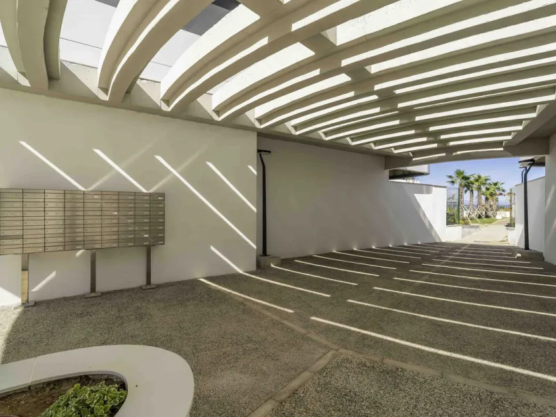 Discover this stunning luxury penthouse, located in an exclusive gated community, offering panoramic sea and mountain views. This property is the perfect retreat for those seeking comfort and elegance in a privileged setting.