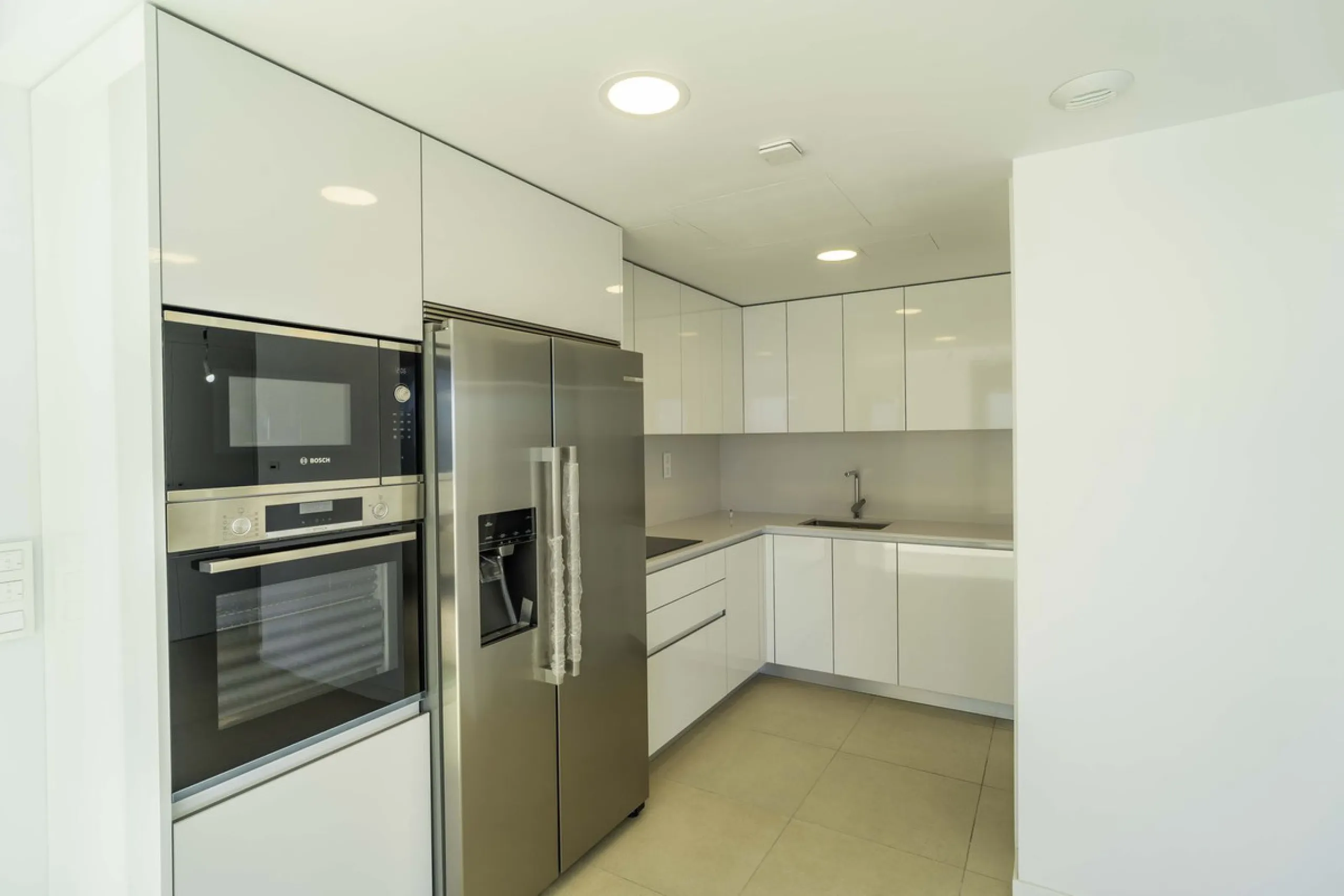 Discover this stunning luxury penthouse, located in an exclusive gated community, offering panoramic sea and mountain views. This property is the perfect retreat for those seeking comfort and elegance in a privileged setting.