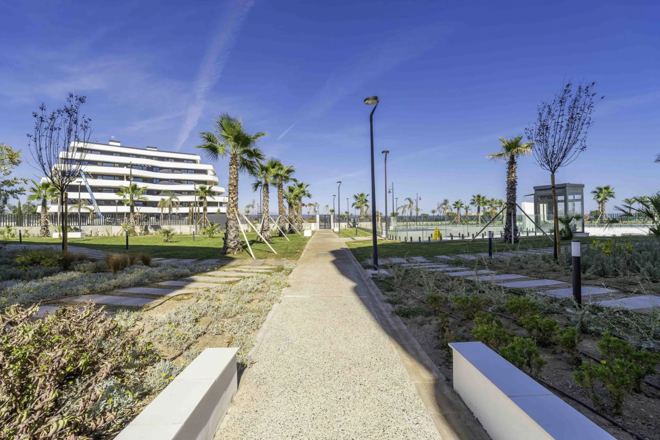 Discover this stunning luxury penthouse, located in an exclusive gated community, offering panoramic sea and mountain views. This property is the perfect retreat for those seeking comfort and elegance in a privileged setting.