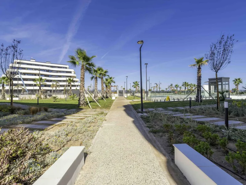 Discover this stunning luxury penthouse, located in an exclusive gated community, offering panoramic sea and mountain views. This property is the perfect retreat for those seeking comfort and elegance in a privileged setting.