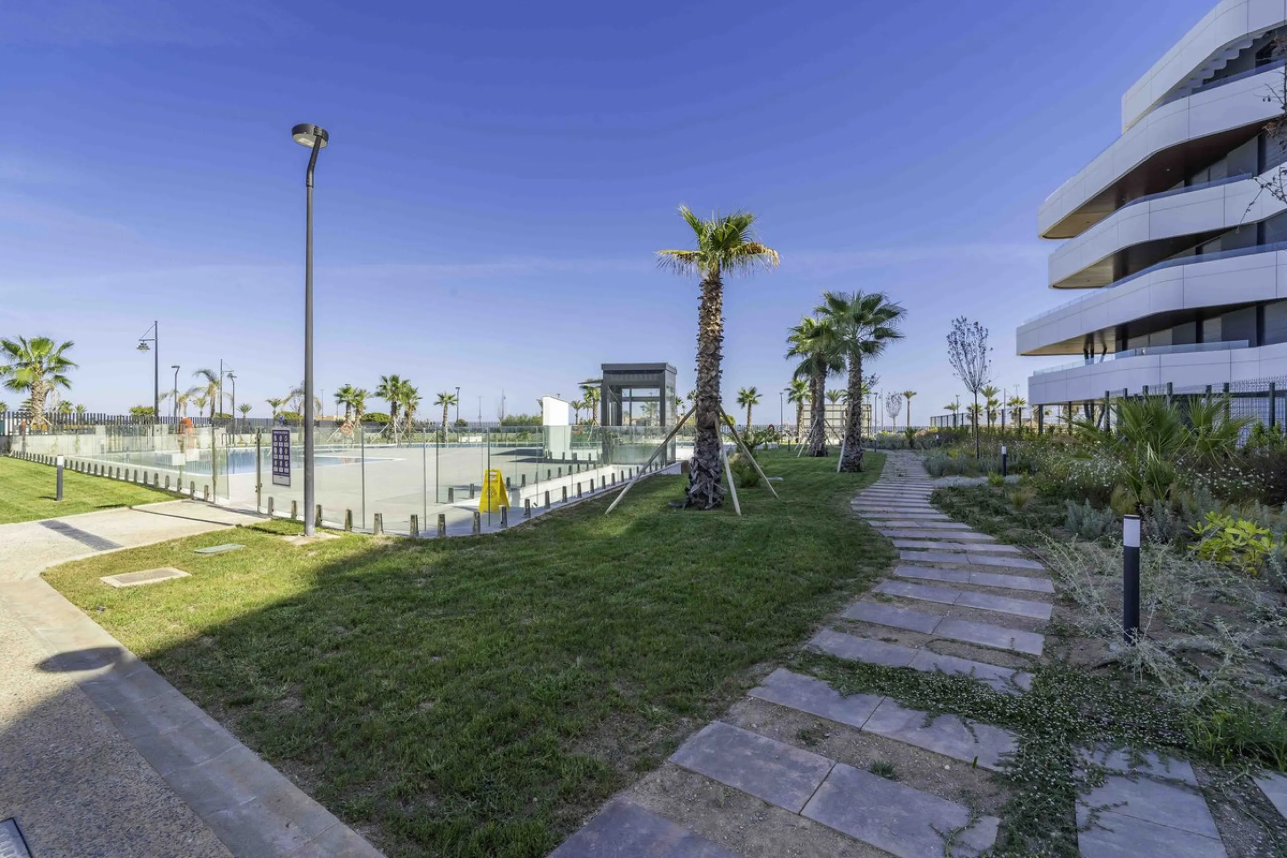 Discover this stunning luxury penthouse, located in an exclusive gated community, offering panoramic sea and mountain views. This property is the perfect retreat for those seeking comfort and elegance in a privileged setting.