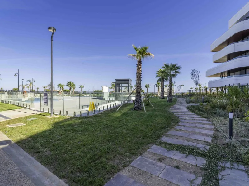 Discover this stunning luxury penthouse, located in an exclusive gated community, offering panoramic sea and mountain views. This property is the perfect retreat for those seeking comfort and elegance in a privileged setting.