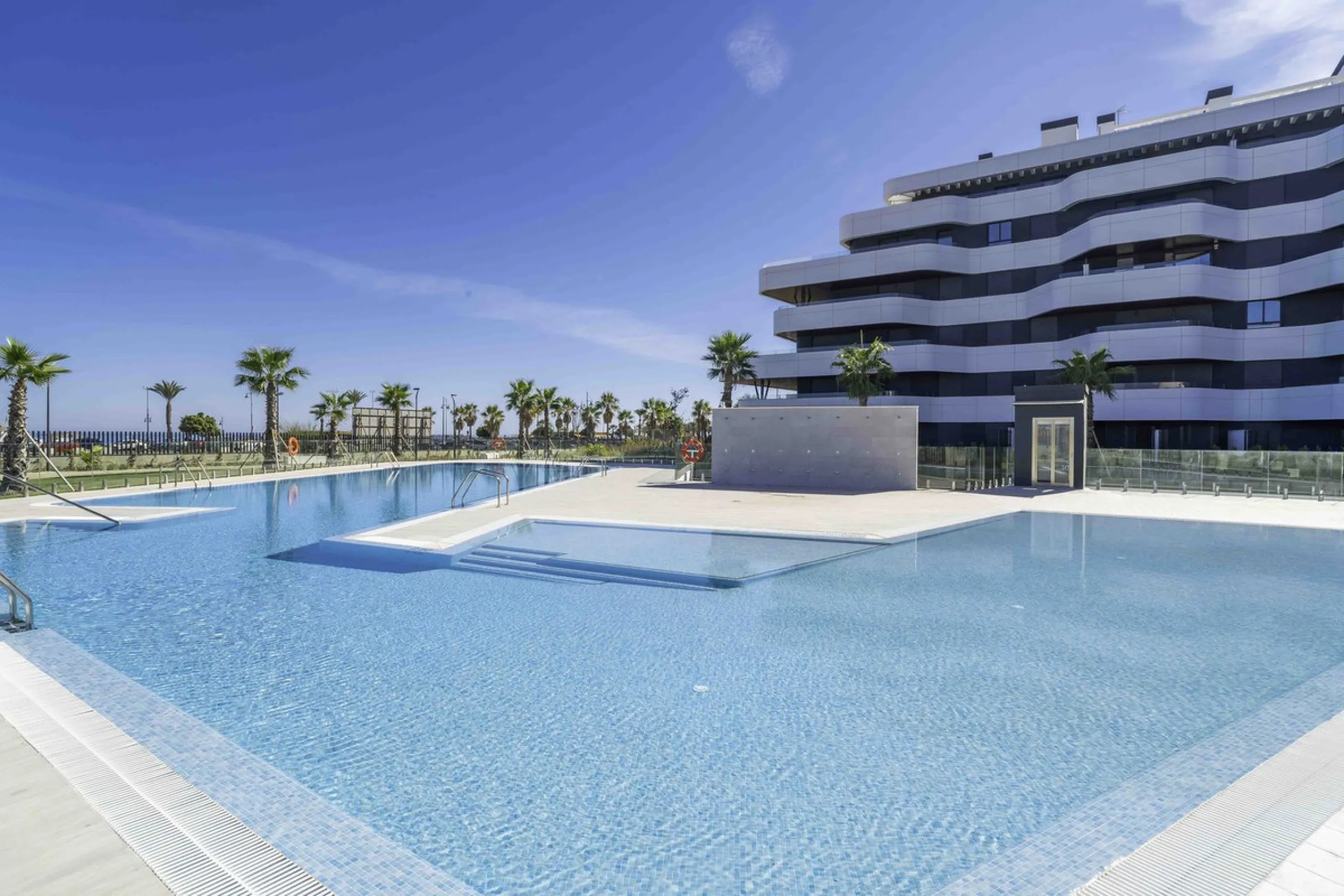 Discover this stunning luxury penthouse, located in an exclusive gated community, offering panoramic sea and mountain views. This property is the perfect retreat for those seeking comfort and elegance in a privileged setting.