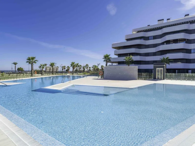 Discover this stunning luxury penthouse, located in an exclusive gated community, offering panoramic sea and mountain views. This property is the perfect retreat for those seeking comfort and elegance in a privileged setting.