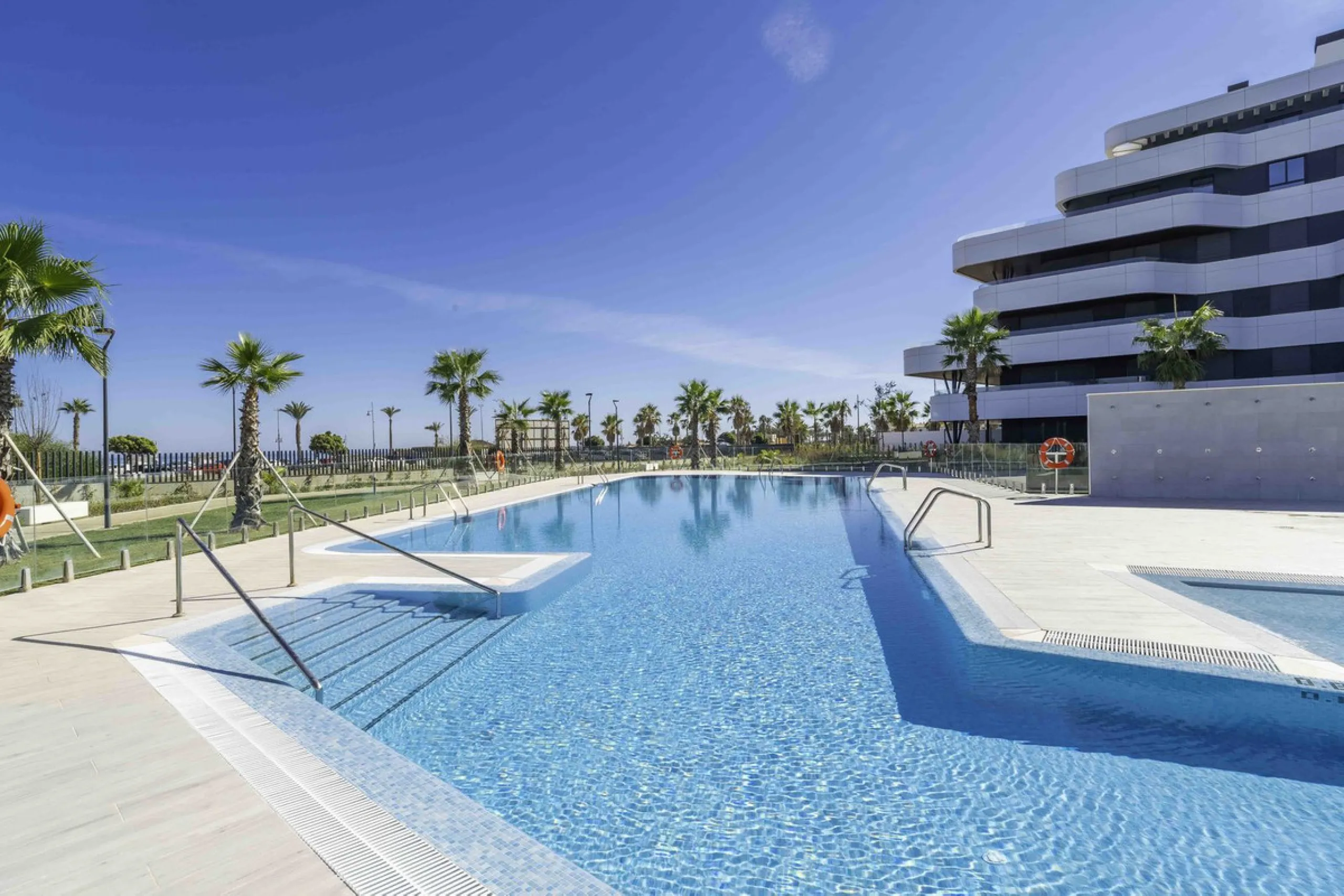 Discover this stunning luxury penthouse, located in an exclusive gated community, offering panoramic sea and mountain views. This property is the perfect retreat for those seeking comfort and elegance in a privileged setting.
