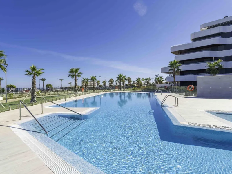 Discover this stunning luxury penthouse, located in an exclusive gated community, offering panoramic sea and mountain views. This property is the perfect retreat for those seeking comfort and elegance in a privileged setting.
