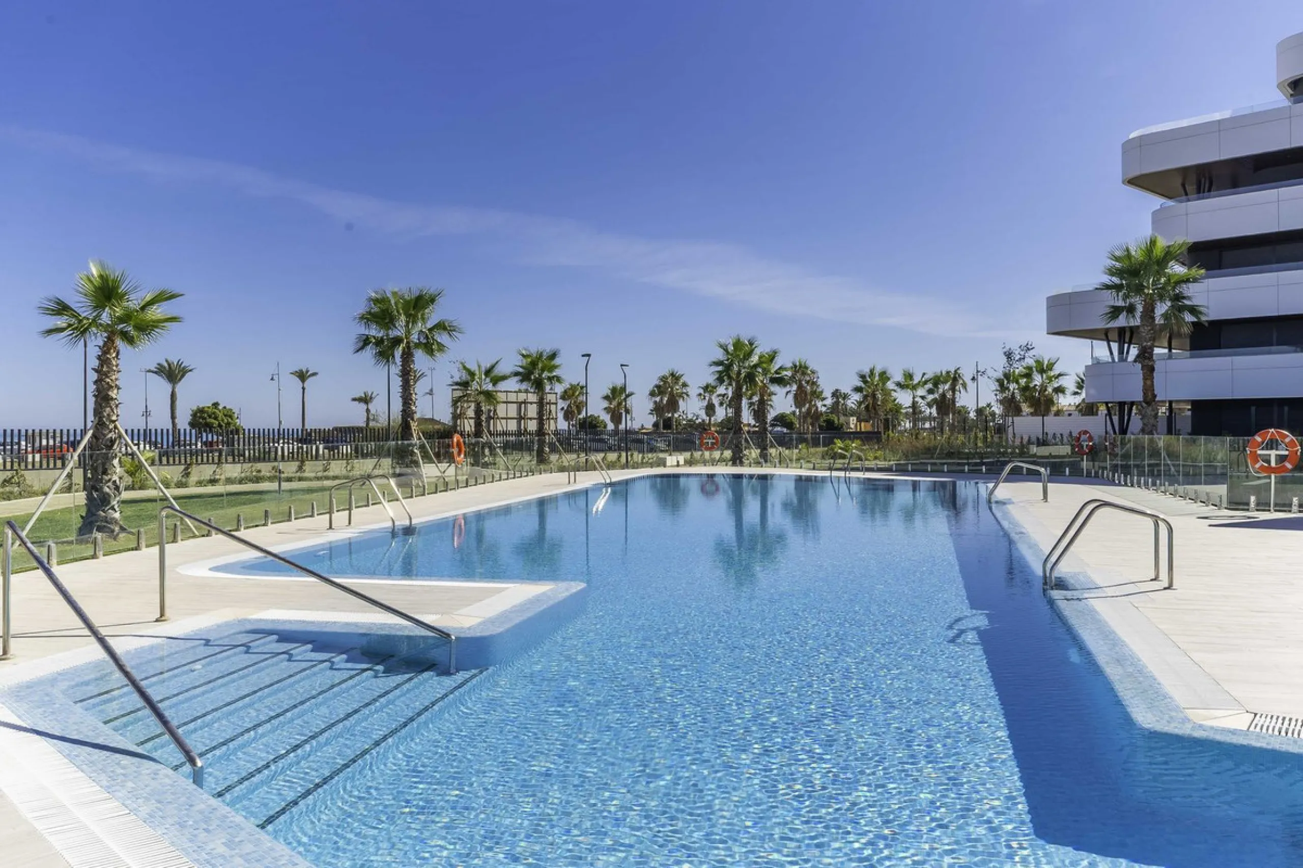 Discover this stunning luxury penthouse, located in an exclusive gated community, offering panoramic sea and mountain views. This property is the perfect retreat for those seeking comfort and elegance in a privileged setting.