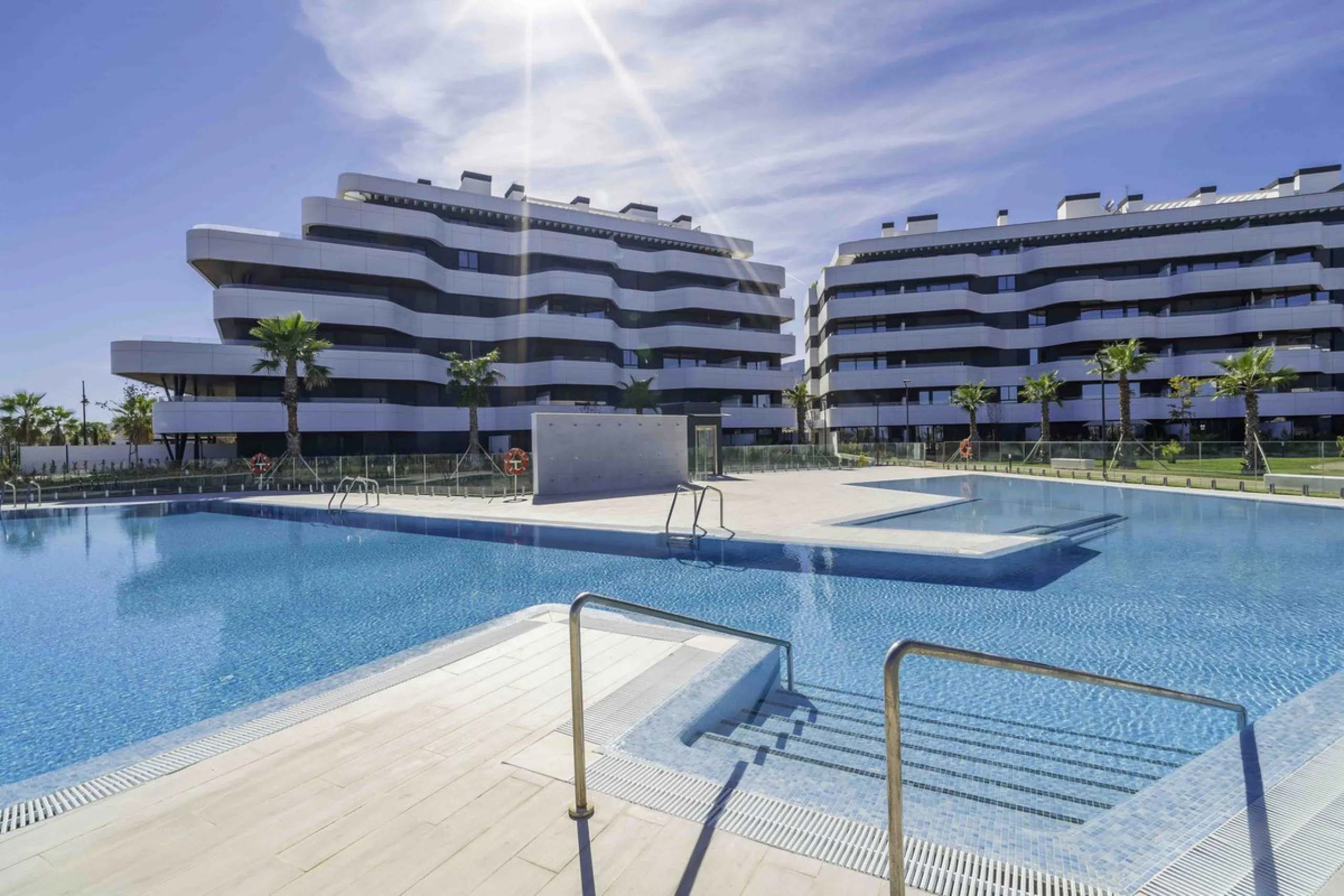 Discover this stunning luxury penthouse, located in an exclusive gated community, offering panoramic sea and mountain views. This property is the perfect retreat for those seeking comfort and elegance in a privileged setting.