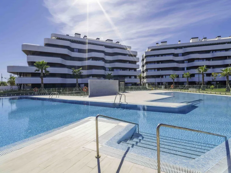 Discover this stunning luxury penthouse, located in an exclusive gated community, offering panoramic sea and mountain views. This property is the perfect retreat for those seeking comfort and elegance in a privileged setting.