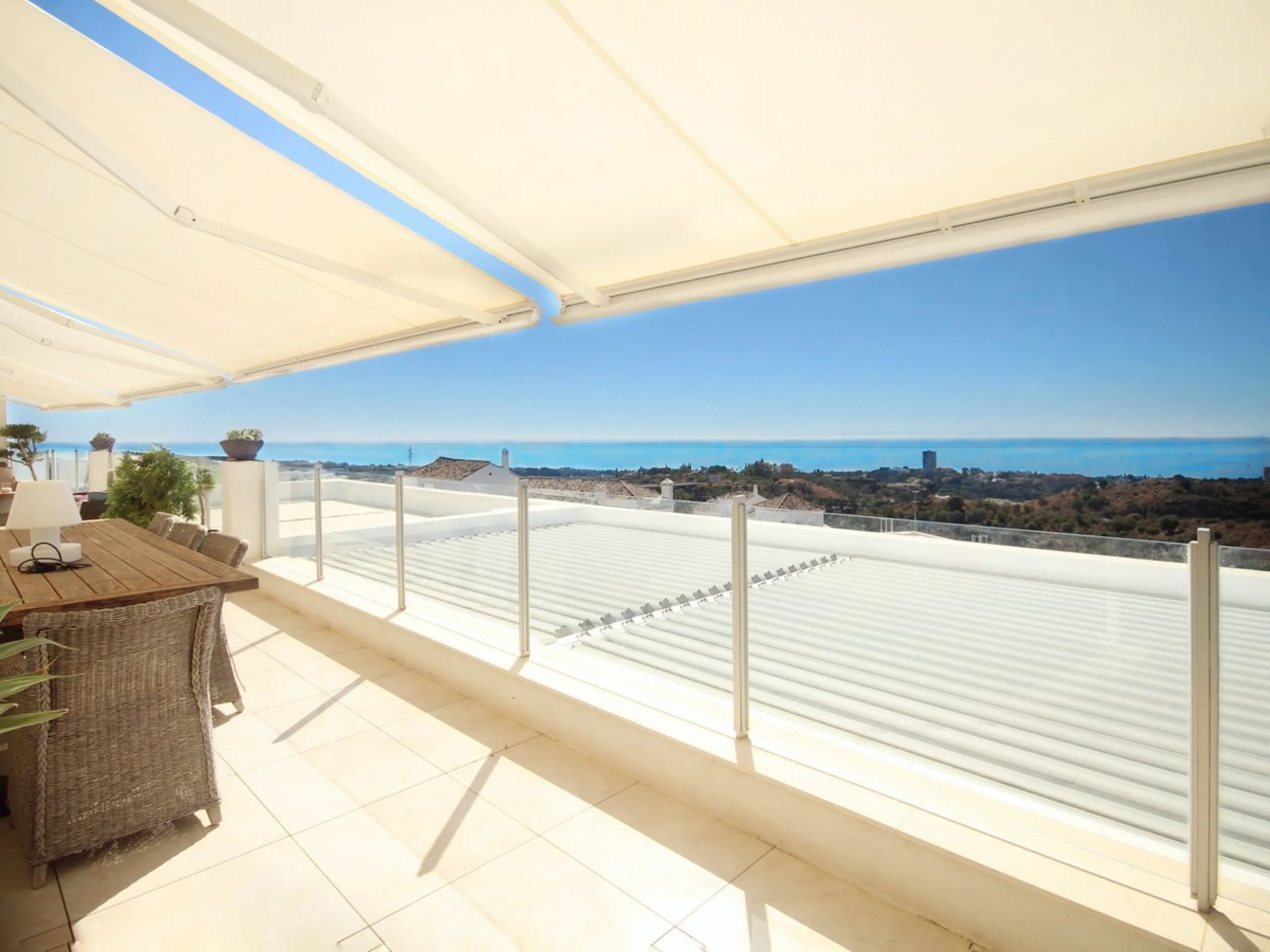 STUNNING Penthouse with panoramic, unobstructed views in the beautiful, newly built Elements gated complex in Altos de Marbella, just an 8-minute drive from alluring beaches and the Marbella arch. This glamorous southwest-oriented home boasts magnificent 