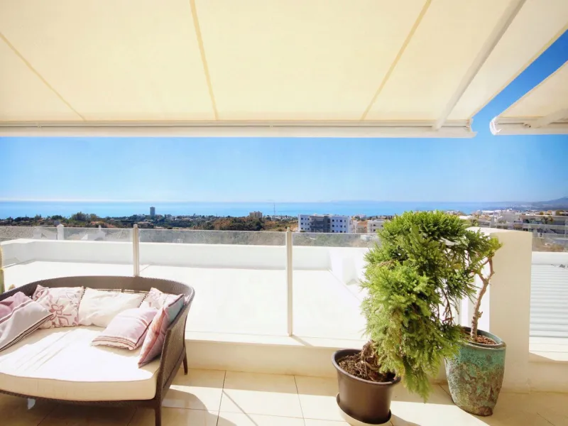 STUNNING Penthouse with panoramic, unobstructed views in the beautiful, newly built Elements gated complex in Altos de Marbella, just an 8-minute drive from alluring beaches and the Marbella arch. This glamorous southwest-oriented home boasts magnificent 