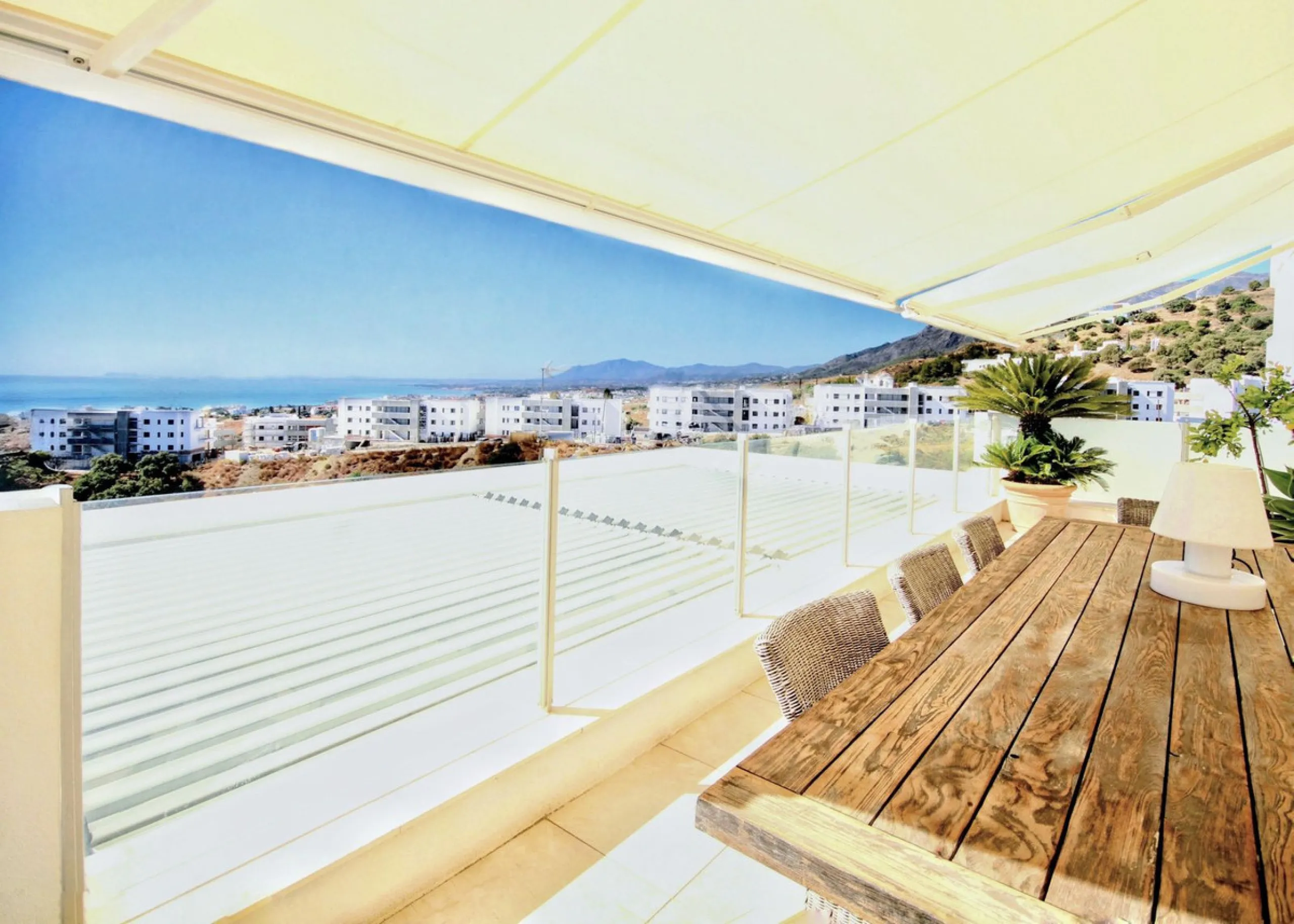STUNNING Penthouse with panoramic, unobstructed views in the beautiful, newly built Elements gated complex in Altos de Marbella, just an 8-minute drive from alluring beaches and the Marbella arch. This glamorous southwest-oriented home boasts magnificent 
