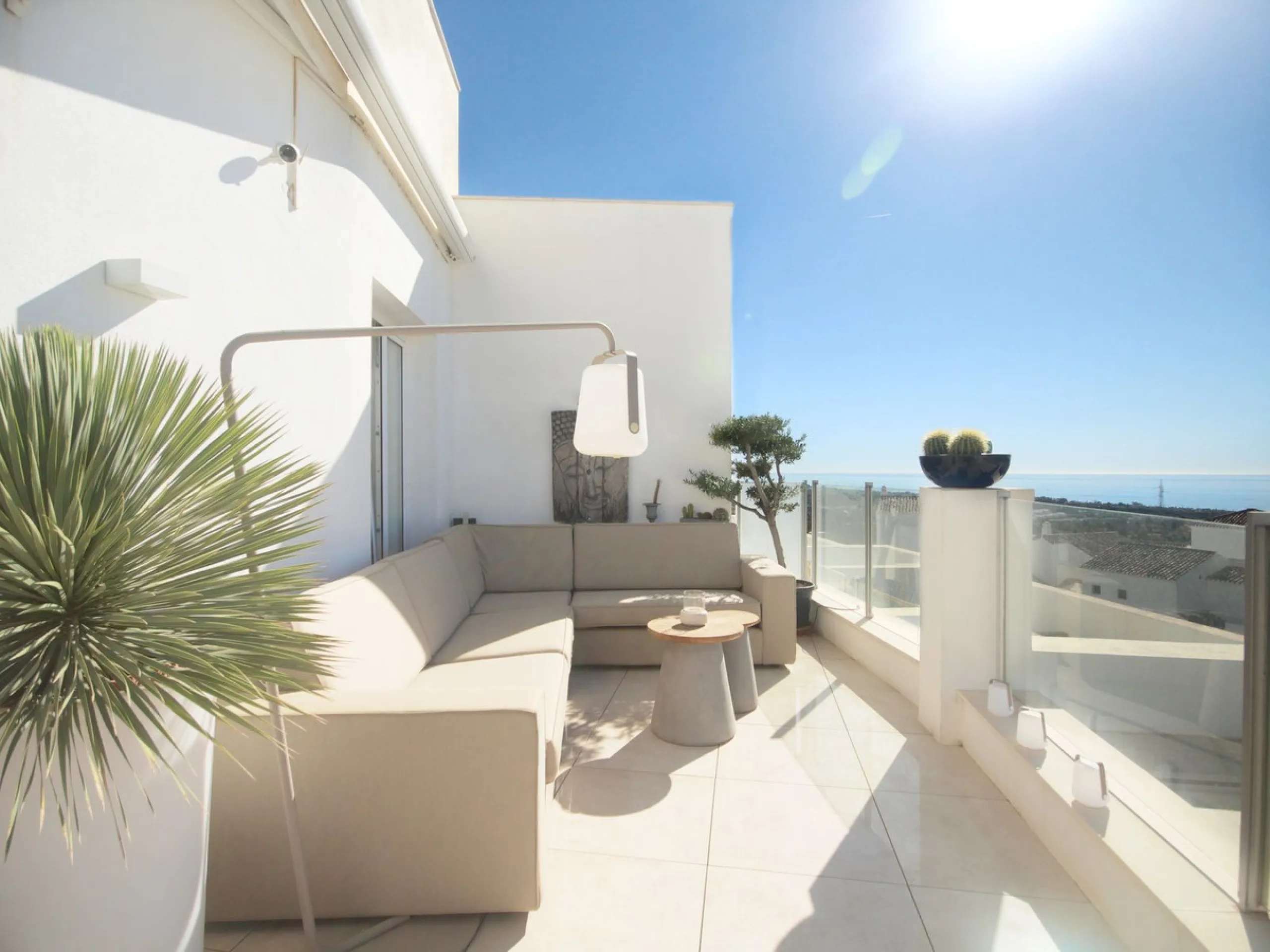 STUNNING Penthouse with panoramic, unobstructed views in the beautiful, newly built Elements gated complex in Altos de Marbella, just an 8-minute drive from alluring beaches and the Marbella arch. This glamorous southwest-oriented home boasts magnificent 