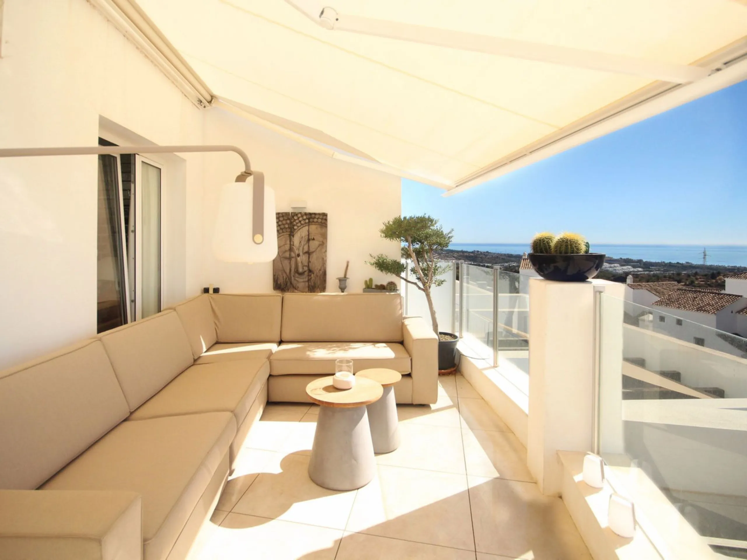 STUNNING Penthouse with panoramic, unobstructed views in the beautiful, newly built Elements gated complex in Altos de Marbella, just an 8-minute drive from alluring beaches and the Marbella arch. This glamorous southwest-oriented home boasts magnificent 