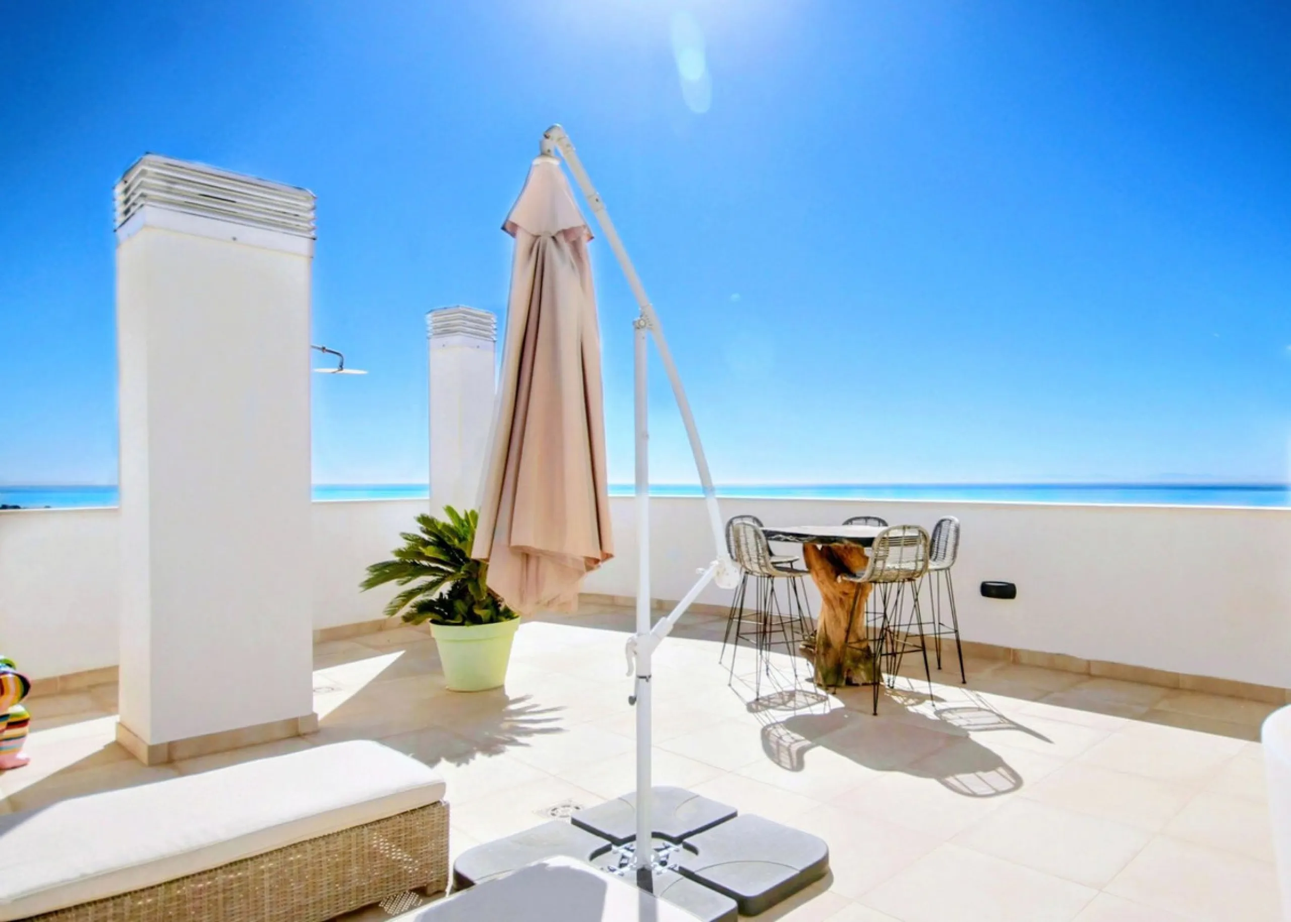 STUNNING Penthouse with panoramic, unobstructed views in the beautiful, newly built Elements gated complex in Altos de Marbella, just an 8-minute drive from alluring beaches and the Marbella arch. This glamorous southwest-oriented home boasts magnificent 