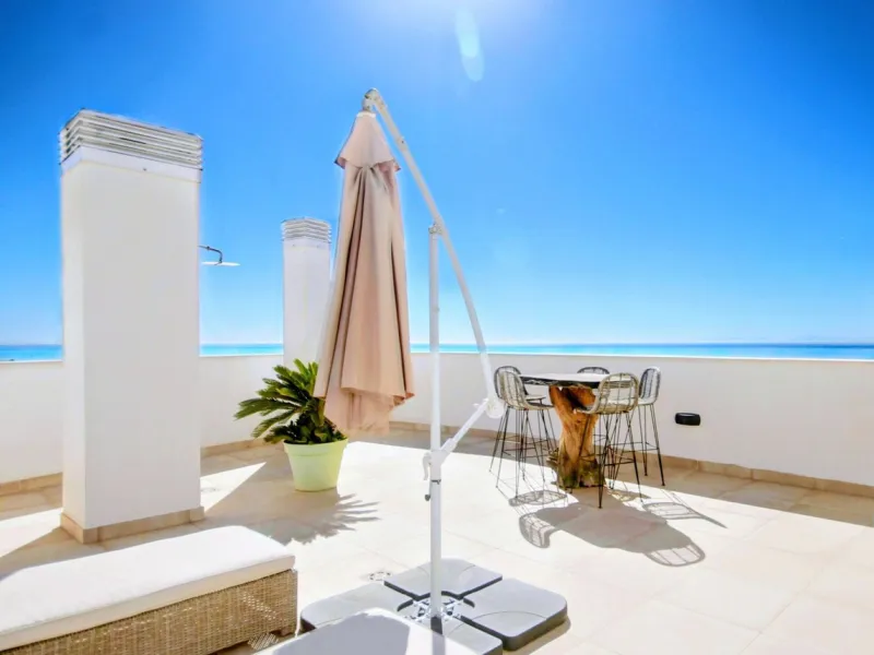 STUNNING Penthouse with panoramic, unobstructed views in the beautiful, newly built Elements gated complex in Altos de Marbella, just an 8-minute drive from alluring beaches and the Marbella arch. This glamorous southwest-oriented home boasts magnificent 