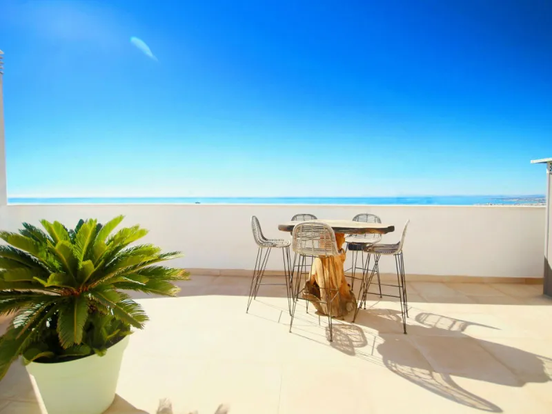 STUNNING Penthouse with panoramic, unobstructed views in the beautiful, newly built Elements gated complex in Altos de Marbella, just an 8-minute drive from alluring beaches and the Marbella arch. This glamorous southwest-oriented home boasts magnificent 