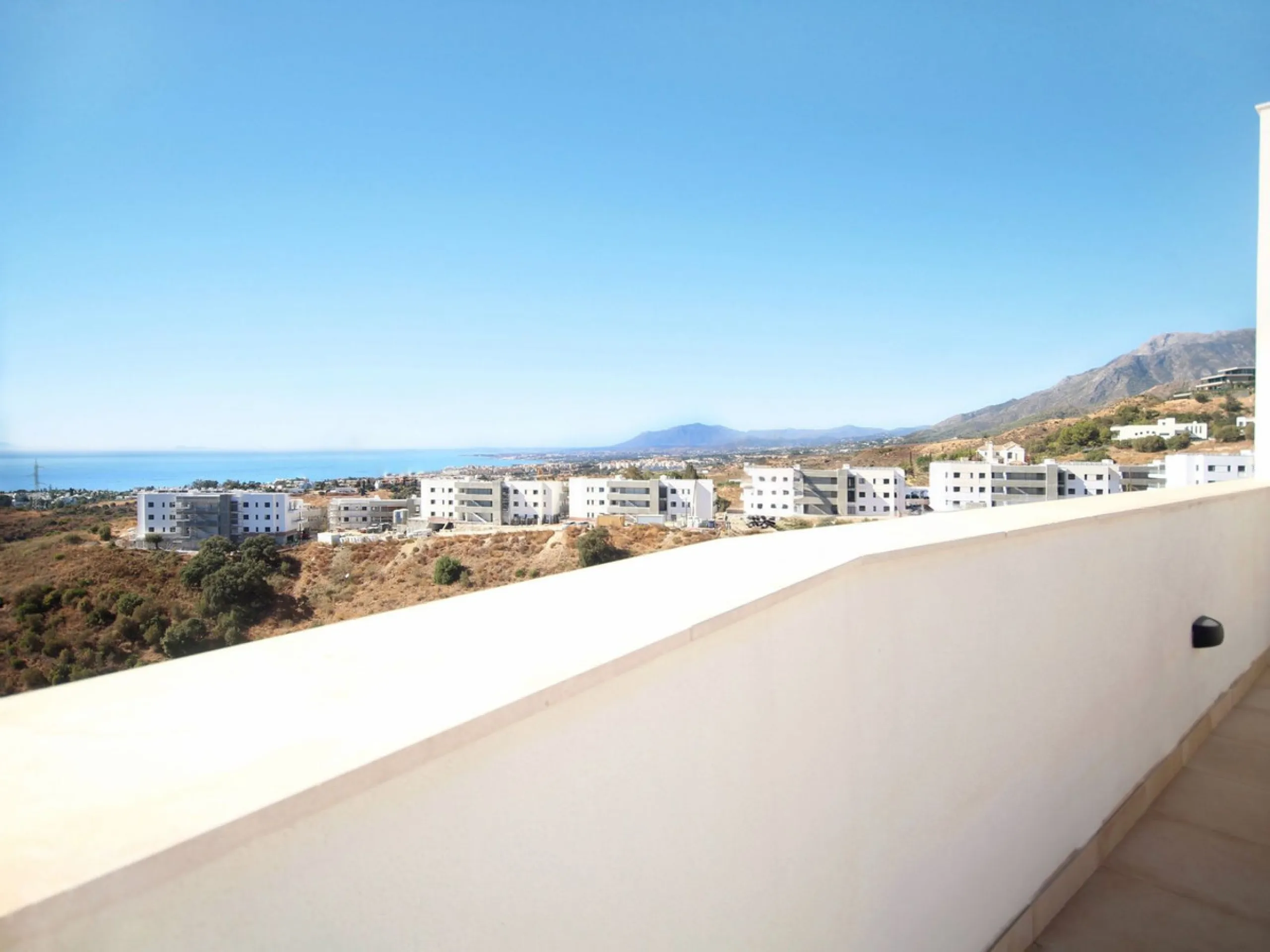 STUNNING Penthouse with panoramic, unobstructed views in the beautiful, newly built Elements gated complex in Altos de Marbella, just an 8-minute drive from alluring beaches and the Marbella arch. This glamorous southwest-oriented home boasts magnificent 