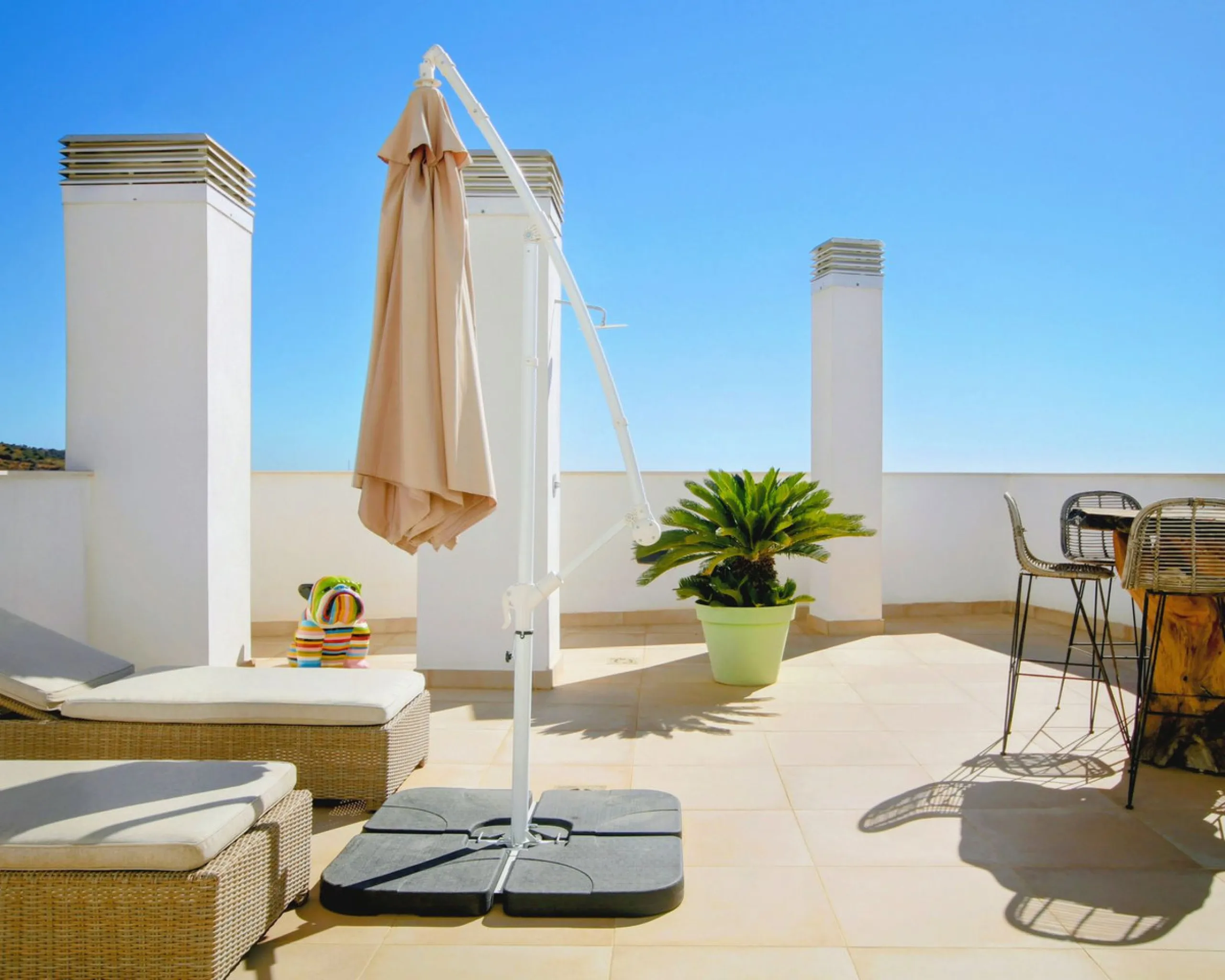 STUNNING Penthouse with panoramic, unobstructed views in the beautiful, newly built Elements gated complex in Altos de Marbella, just an 8-minute drive from alluring beaches and the Marbella arch. This glamorous southwest-oriented home boasts magnificent 