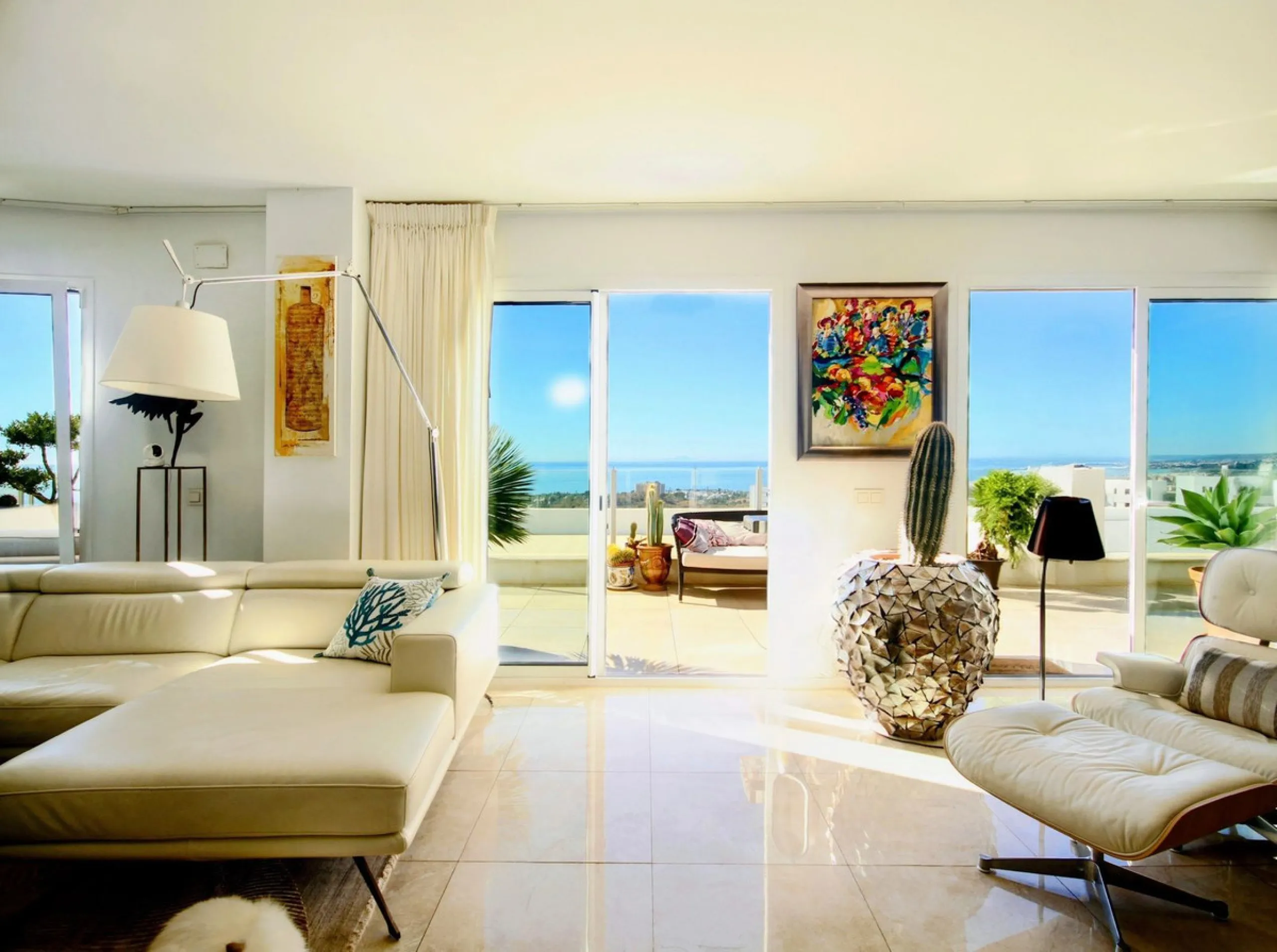 STUNNING Penthouse with panoramic, unobstructed views in the beautiful, newly built Elements gated complex in Altos de Marbella, just an 8-minute drive from alluring beaches and the Marbella arch. This glamorous southwest-oriented home boasts magnificent 