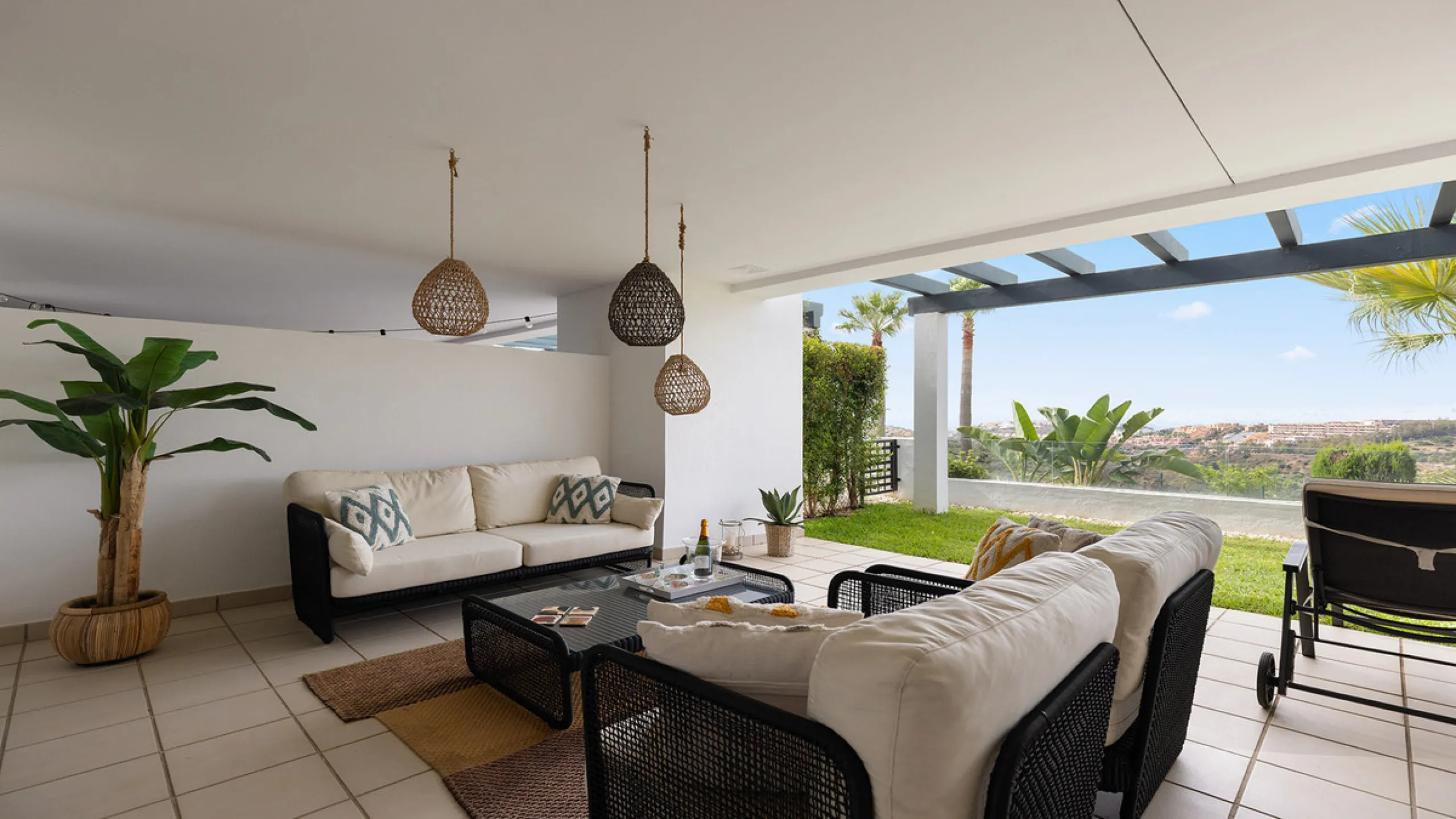 Diese elegante Erdgeschosswohnung liegt in der exklusiven Wohnanlage Terrazas de Cortesin, mitten im weltbekannten Finca Cortesin Golf Resort in Casares. Bekannt für seinen Meisterschaftsgolfplatz (Austragungsort des Solheim Cups 2023)