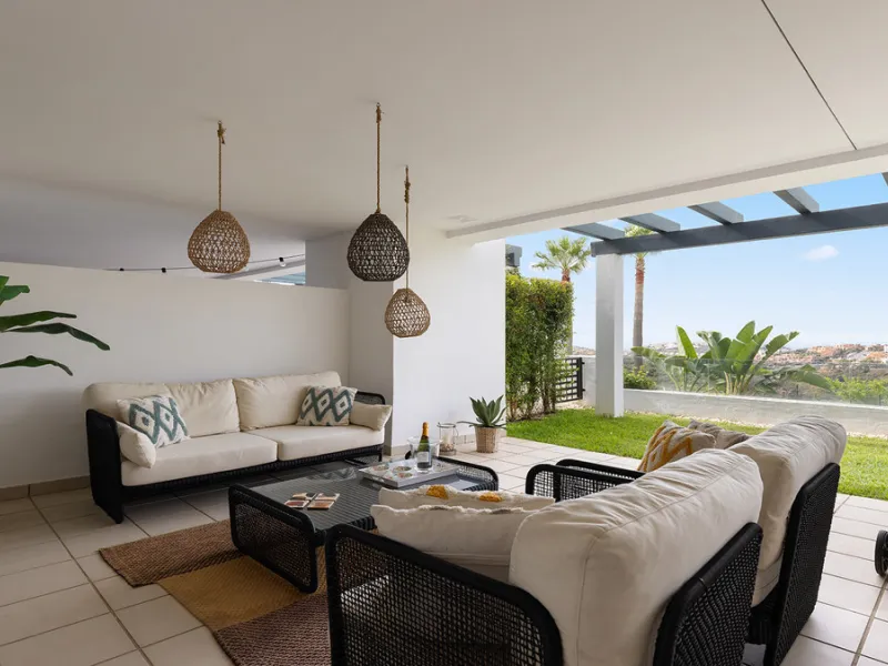 Diese elegante Erdgeschosswohnung liegt in der exklusiven Wohnanlage Terrazas de Cortesin, mitten im weltbekannten Finca Cortesin Golf Resort in Casares. Bekannt für seinen Meisterschaftsgolfplatz (Austragungsort des Solheim Cups 2023)