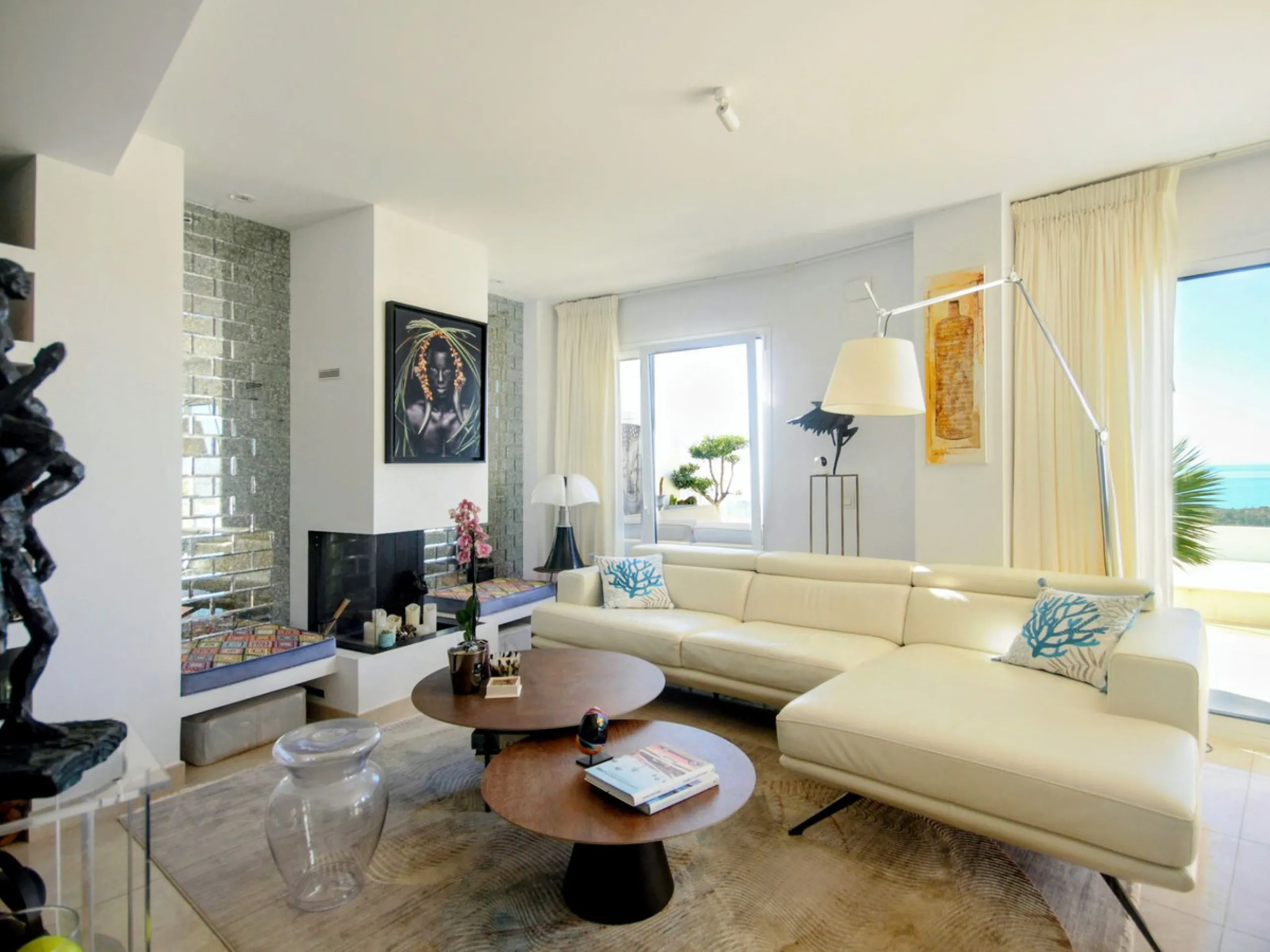 STUNNING Penthouse with panoramic, unobstructed views in the beautiful, newly built Elements gated complex in Altos de Marbella, just an 8-minute drive from alluring beaches and the Marbella arch. This glamorous southwest-oriented home boasts magnificent 