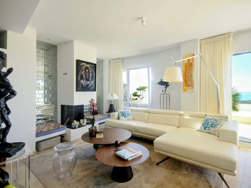 STUNNING Penthouse with panoramic, unobstructed views in the beautiful, newly built Elements gated complex in Altos de Marbella, just an 8-minute drive from alluring beaches and the Marbella arch. This glamorous southwest-oriented home boasts magnificent 
