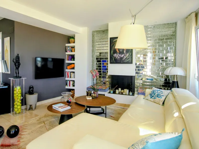 STUNNING Penthouse with panoramic, unobstructed views in the beautiful, newly built Elements gated complex in Altos de Marbella, just an 8-minute drive from alluring beaches and the Marbella arch. This glamorous southwest-oriented home boasts magnificent 