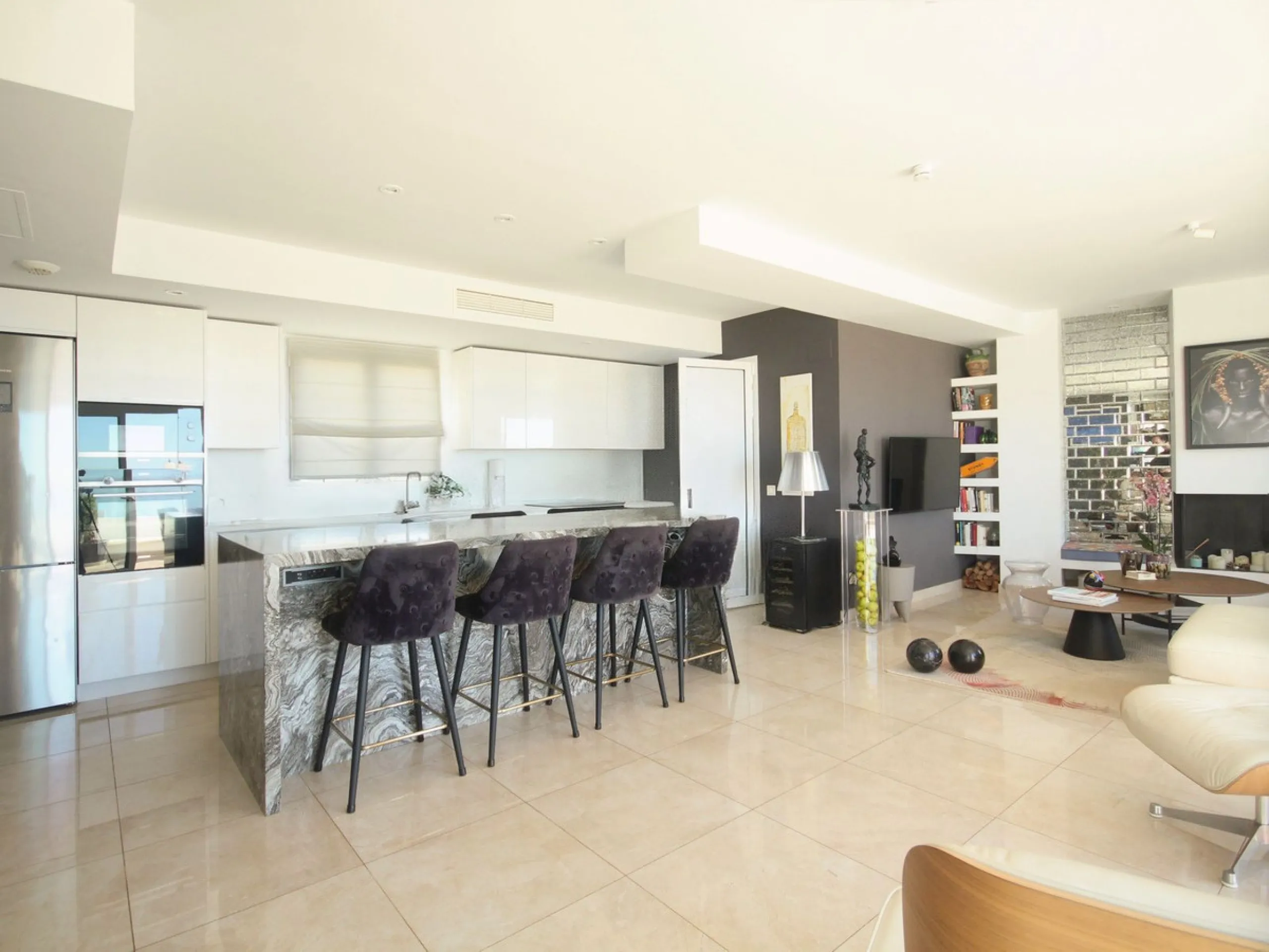 STUNNING Penthouse with panoramic, unobstructed views in the beautiful, newly built Elements gated complex in Altos de Marbella, just an 8-minute drive from alluring beaches and the Marbella arch. This glamorous southwest-oriented home boasts magnificent 