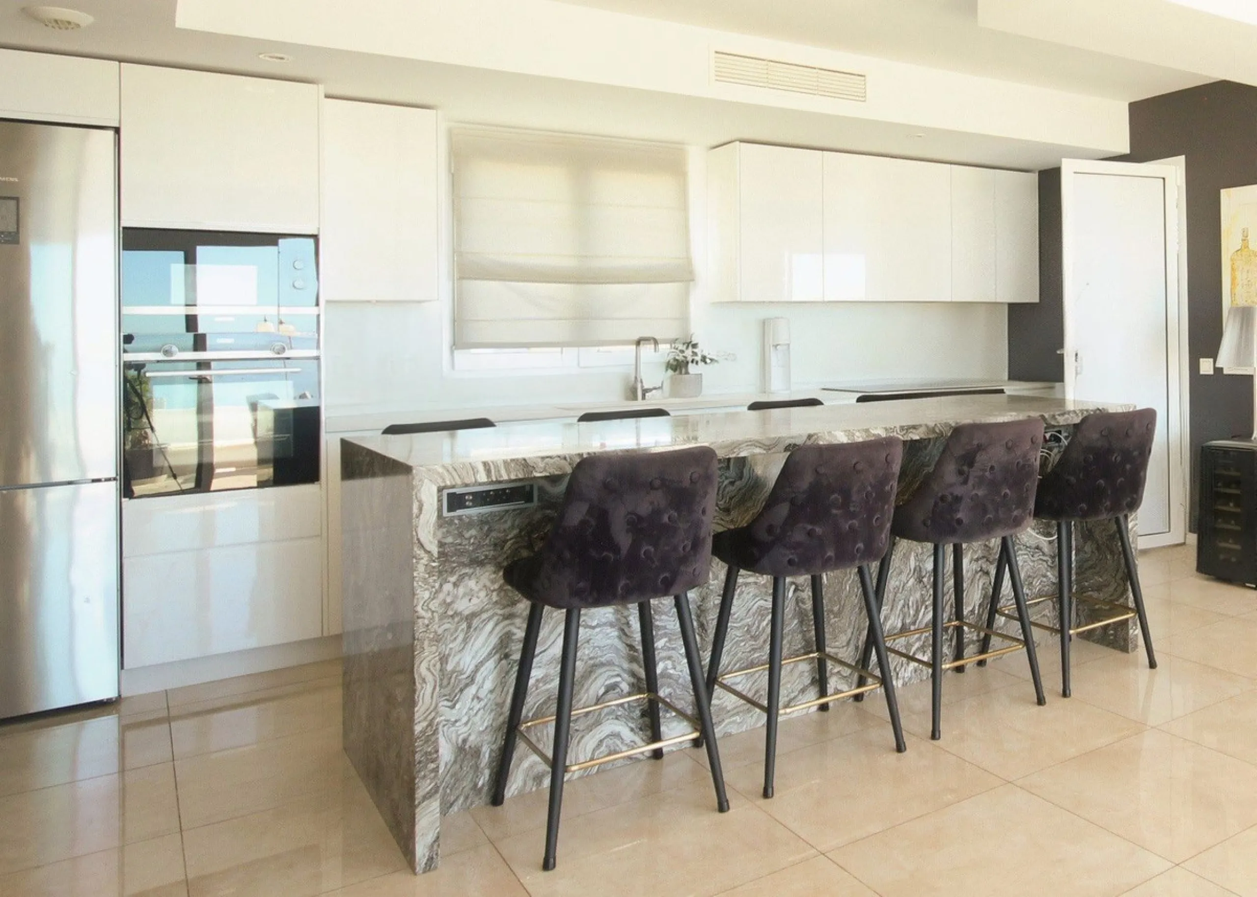 STUNNING Penthouse with panoramic, unobstructed views in the beautiful, newly built Elements gated complex in Altos de Marbella, just an 8-minute drive from alluring beaches and the Marbella arch. This glamorous southwest-oriented home boasts magnificent 
