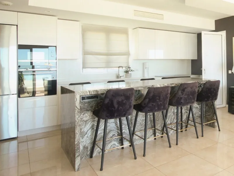 STUNNING Penthouse with panoramic, unobstructed views in the beautiful, newly built Elements gated complex in Altos de Marbella, just an 8-minute drive from alluring beaches and the Marbella arch. This glamorous southwest-oriented home boasts magnificent 