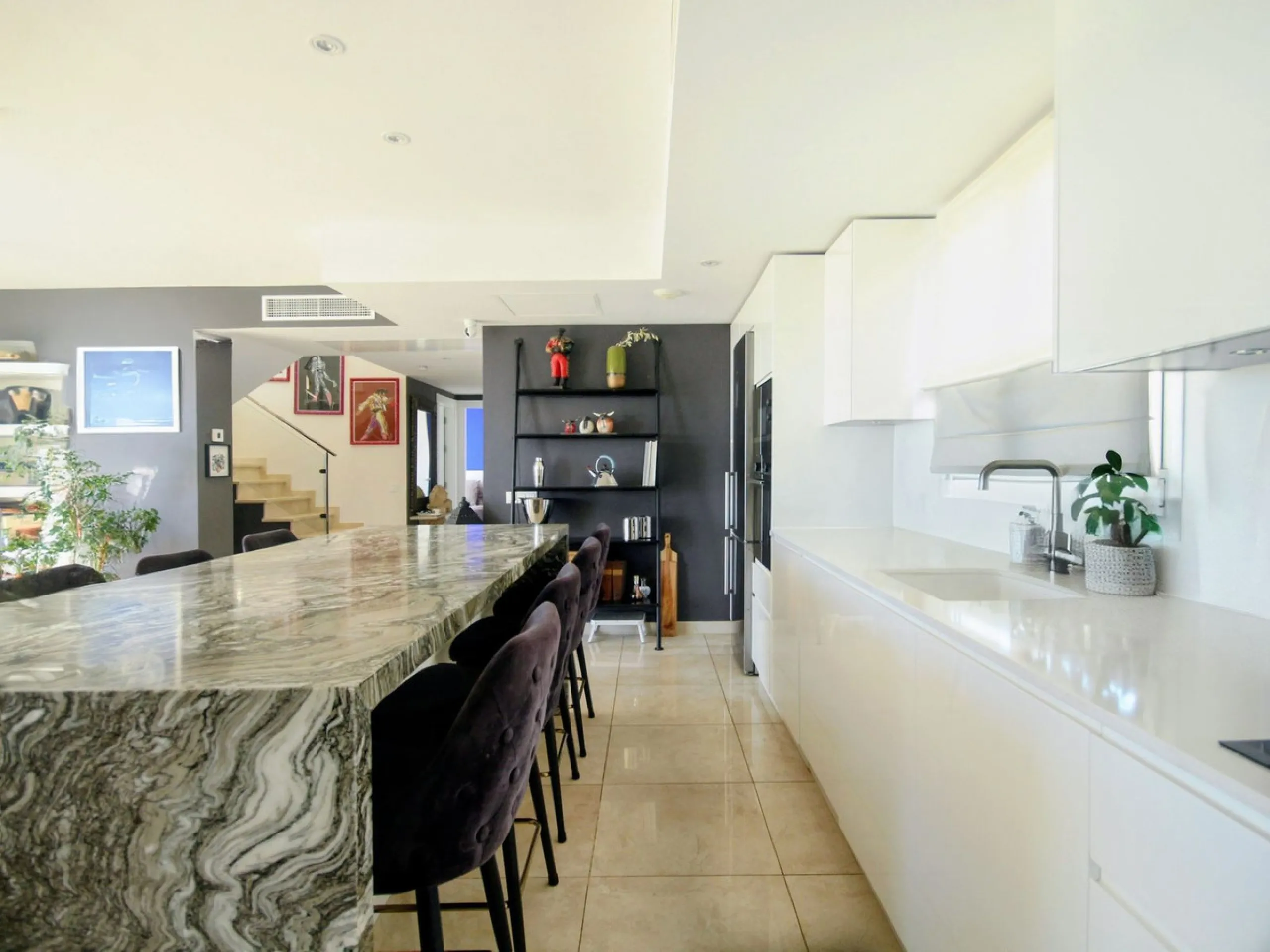 STUNNING Penthouse with panoramic, unobstructed views in the beautiful, newly built Elements gated complex in Altos de Marbella, just an 8-minute drive from alluring beaches and the Marbella arch. This glamorous southwest-oriented home boasts magnificent 