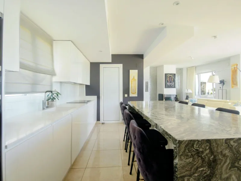STUNNING Penthouse with panoramic, unobstructed views in the beautiful, newly built Elements gated complex in Altos de Marbella, just an 8-minute drive from alluring beaches and the Marbella arch. This glamorous southwest-oriented home boasts magnificent 