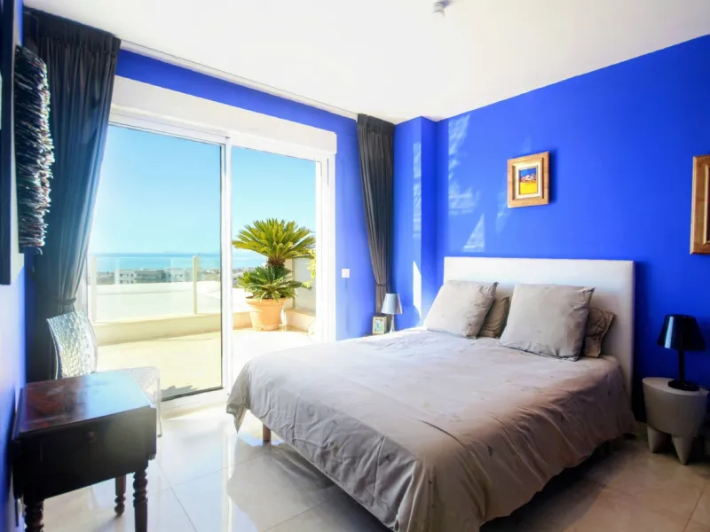 STUNNING Penthouse with panoramic, unobstructed views in the beautiful, newly built Elements gated complex in Altos de Marbella, just an 8-minute drive from alluring beaches and the Marbella arch. This glamorous southwest-oriented home boasts magnificent 