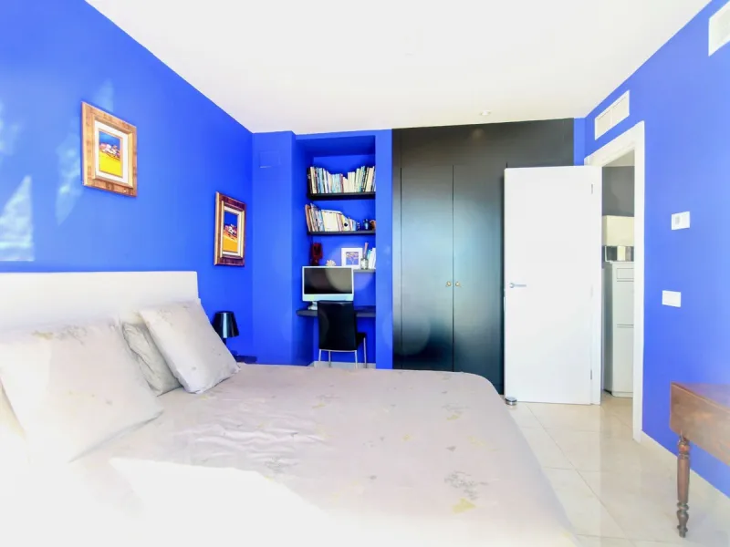 STUNNING Penthouse with panoramic, unobstructed views in the beautiful, newly built Elements gated complex in Altos de Marbella, just an 8-minute drive from alluring beaches and the Marbella arch. This glamorous southwest-oriented home boasts magnificent 