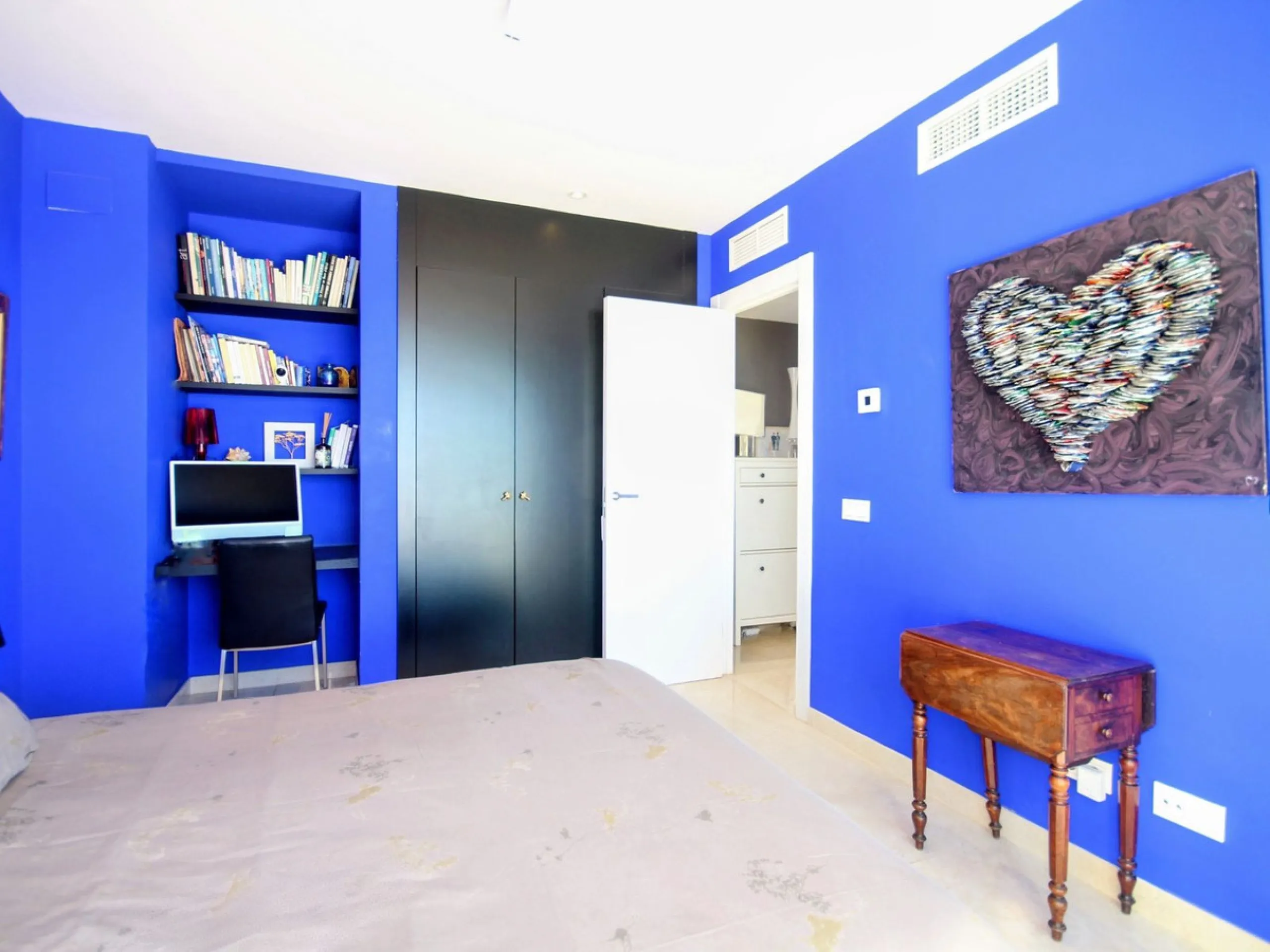 STUNNING Penthouse with panoramic, unobstructed views in the beautiful, newly built Elements gated complex in Altos de Marbella, just an 8-minute drive from alluring beaches and the Marbella arch. This glamorous southwest-oriented home boasts magnificent 